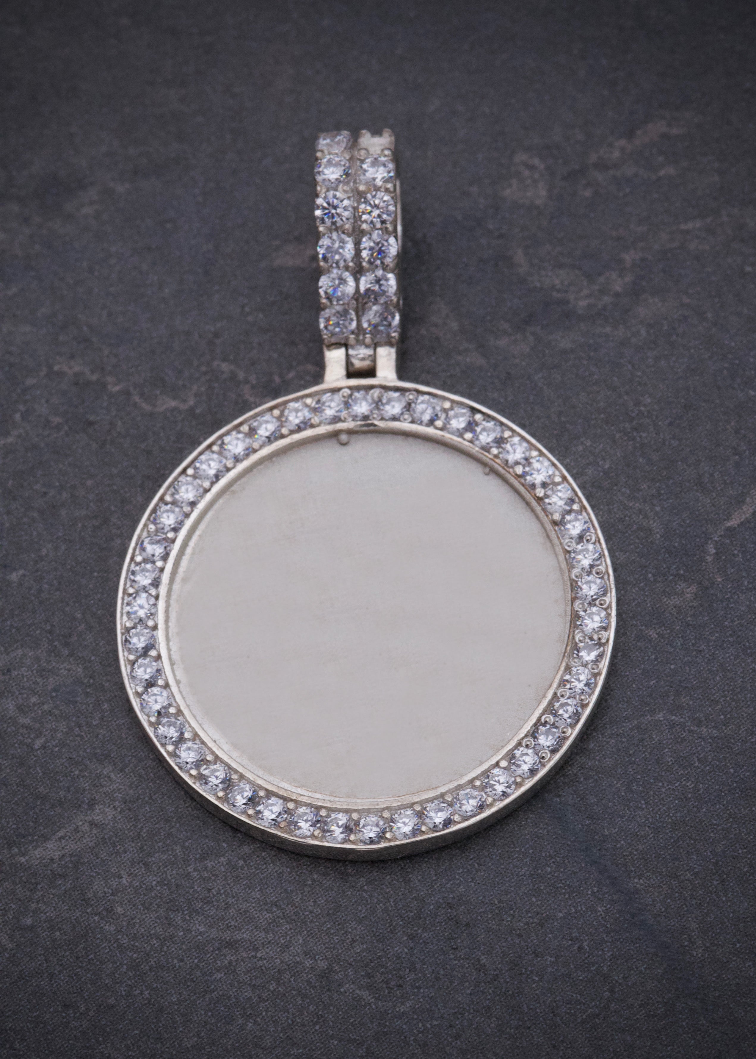 Dije placa con swarovski blanco 4.2gr / Largo 3.5cm / Plata P