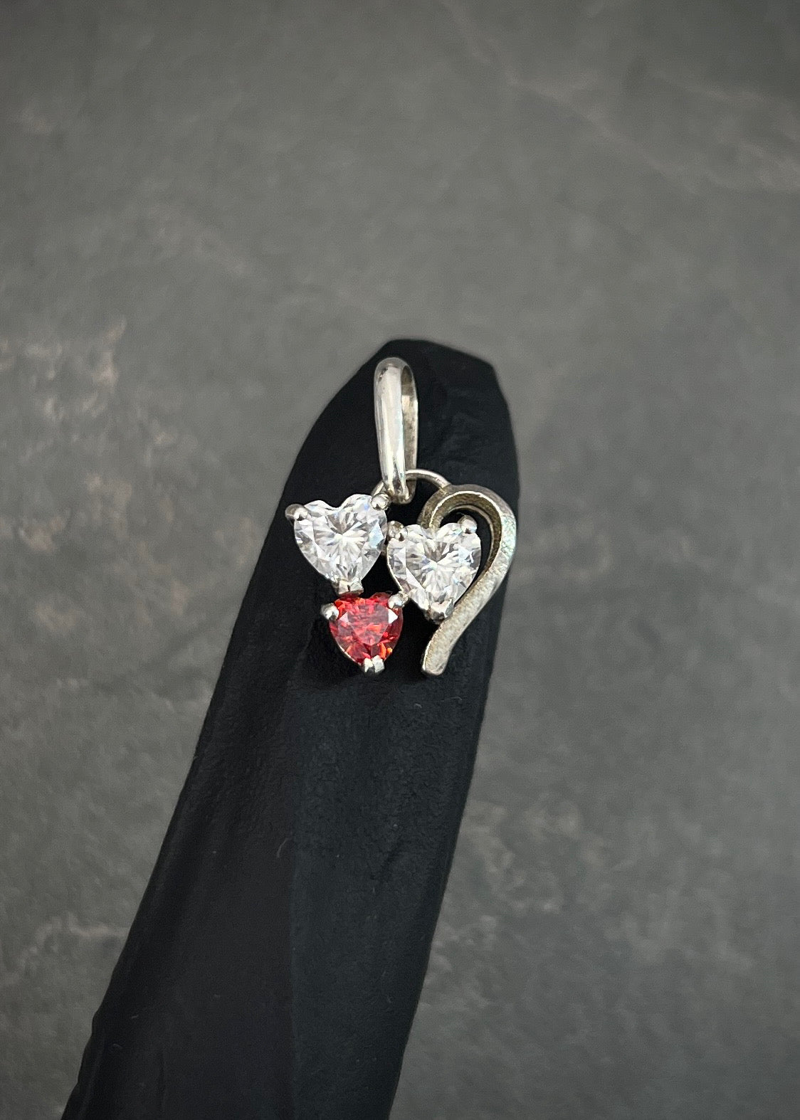 Dije corazones con 85pts de moissanitas 1.3gr / Largo 1.8cm / Plata M