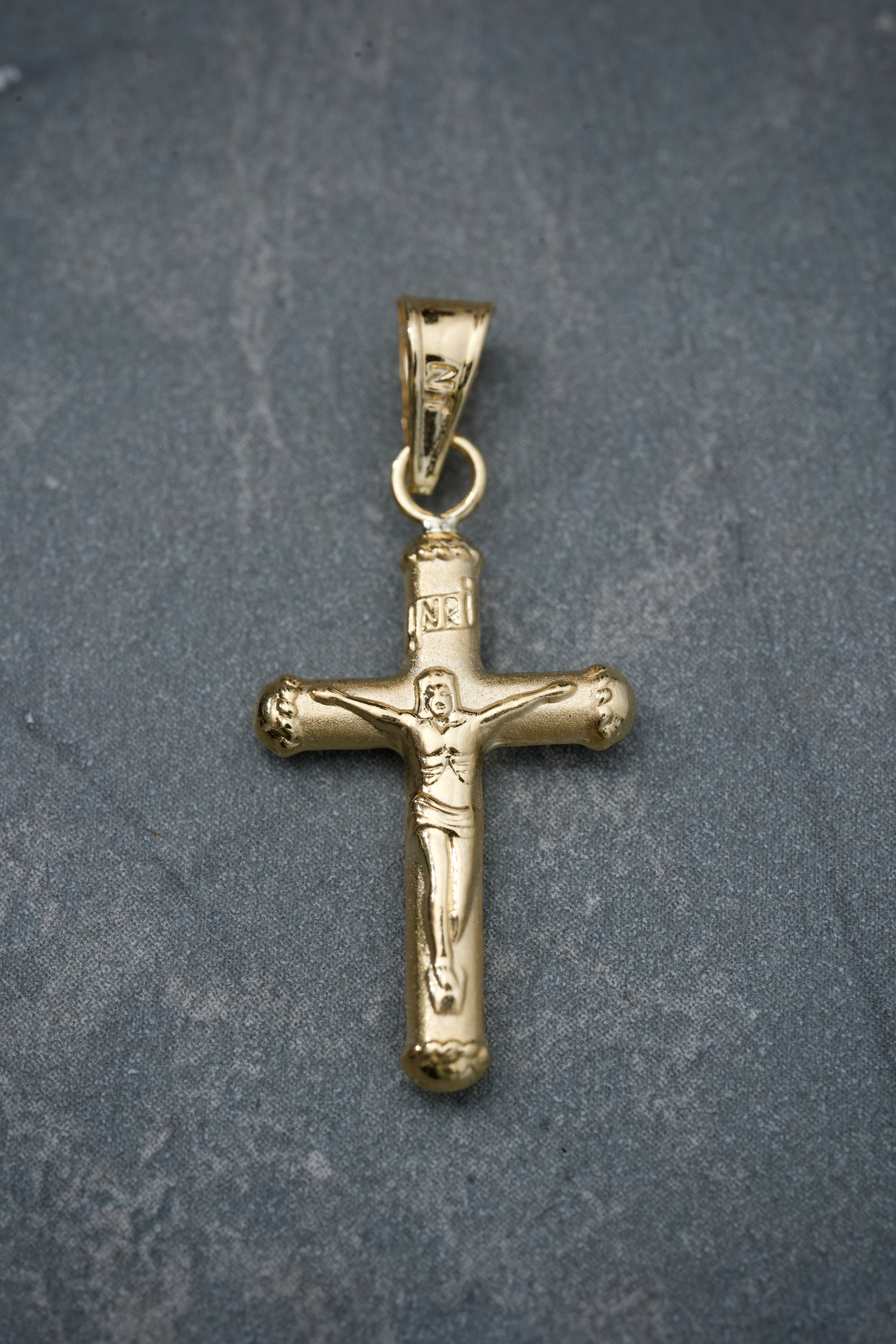 Dije cruz con cristo 0.7gr / Largo 2.9cm / Oro Amarillo Nac B