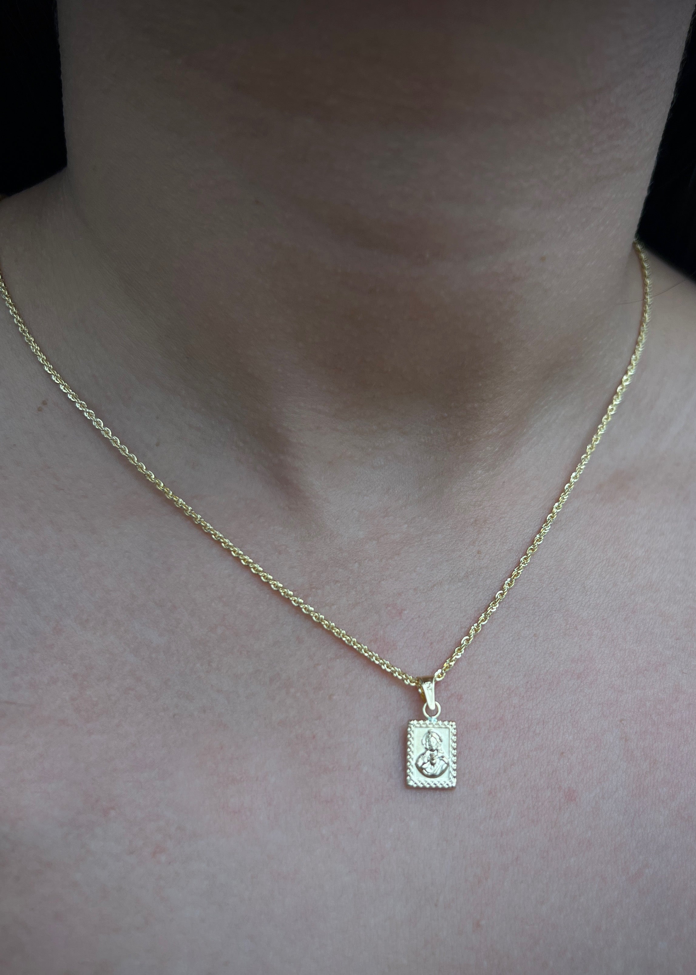 Dije corazon de jesus y virgen del carmen 0.5gr / Largo 1.8cm / Oro Amarillo Nac B