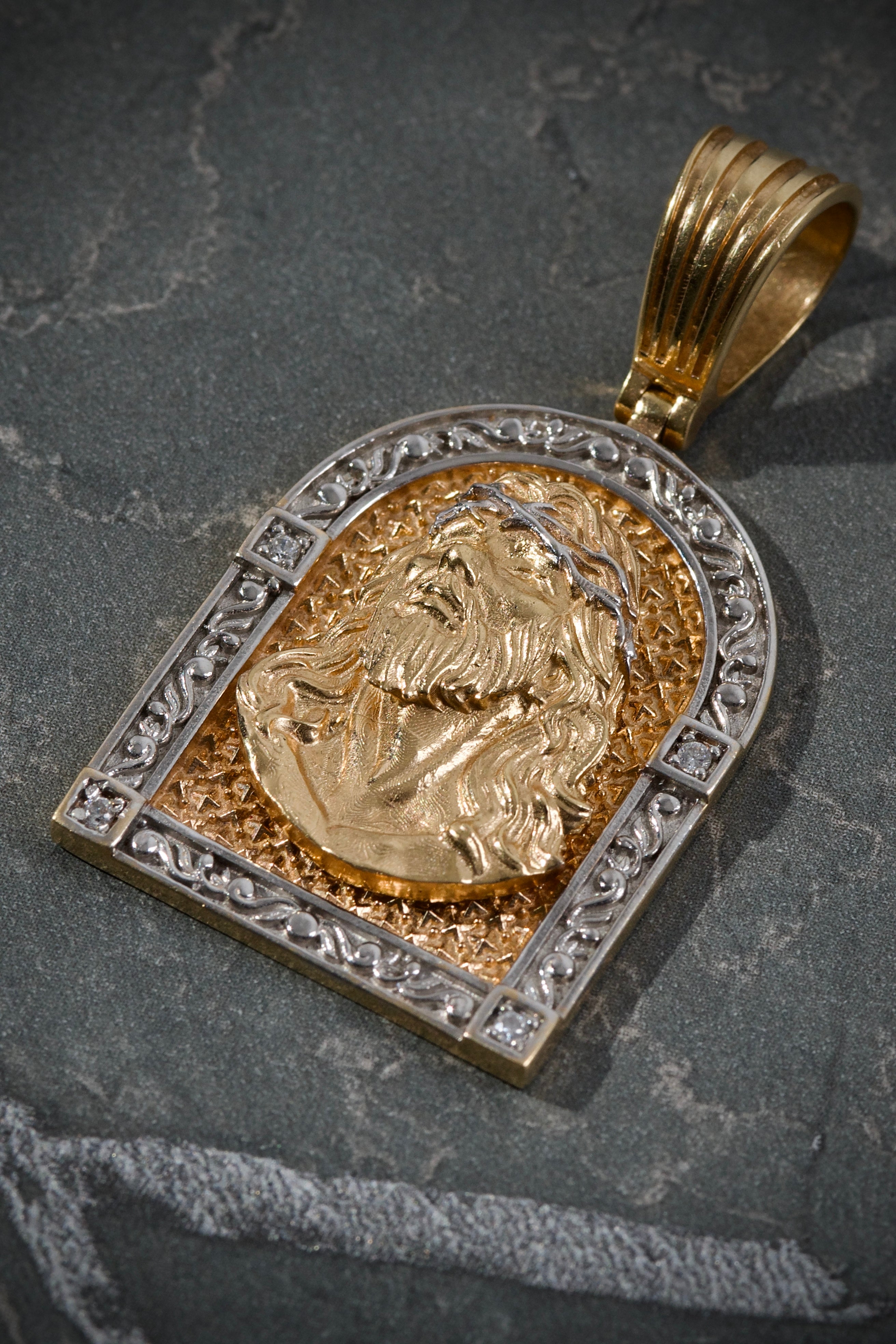 Dije placa de rostro de jesus 15gr / 4.5cm / Dos Oros Nac M