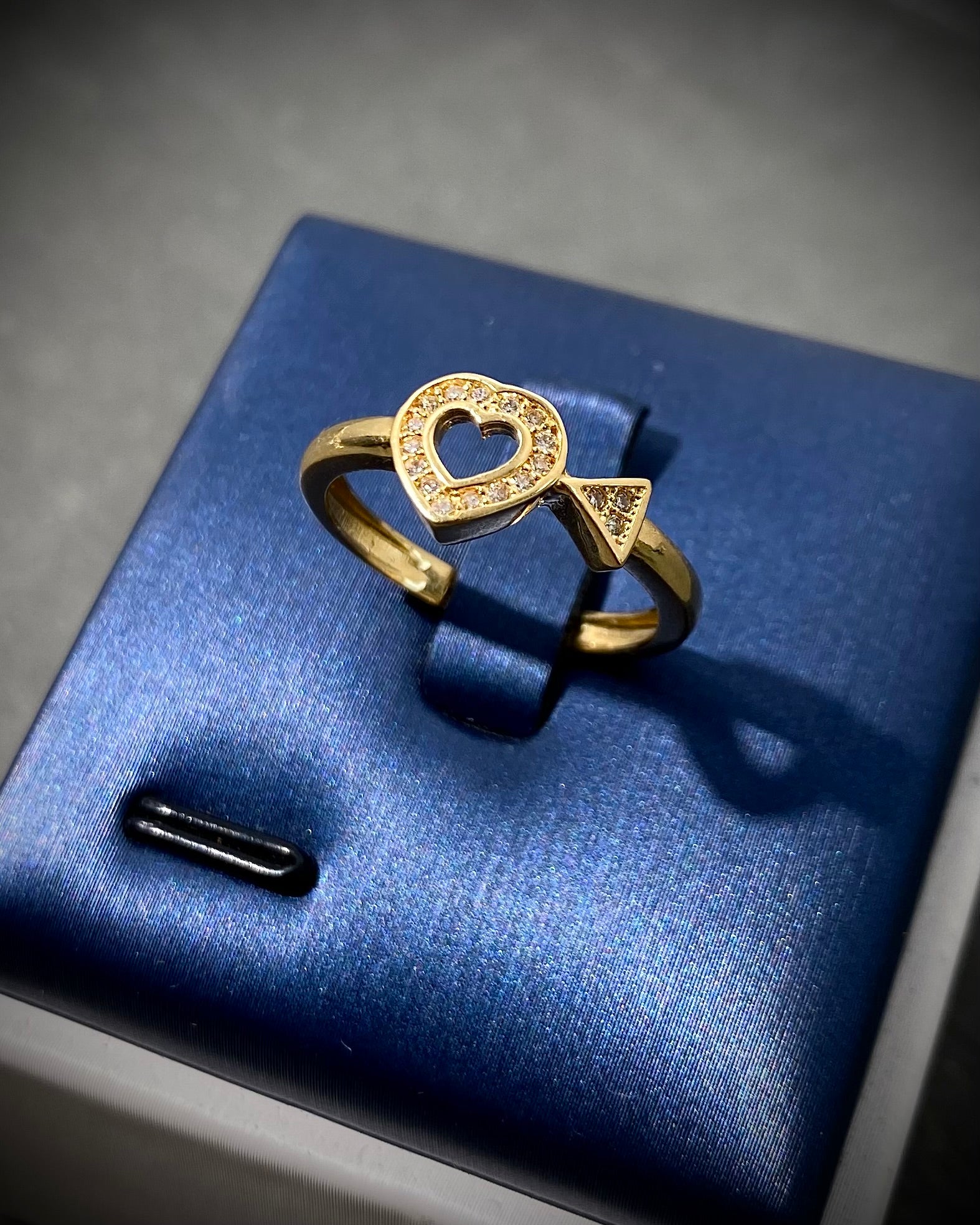 Anillo de corazon tipo flecha 2.35gr / Talla 6 1/2 Oro Amarillo Nac P