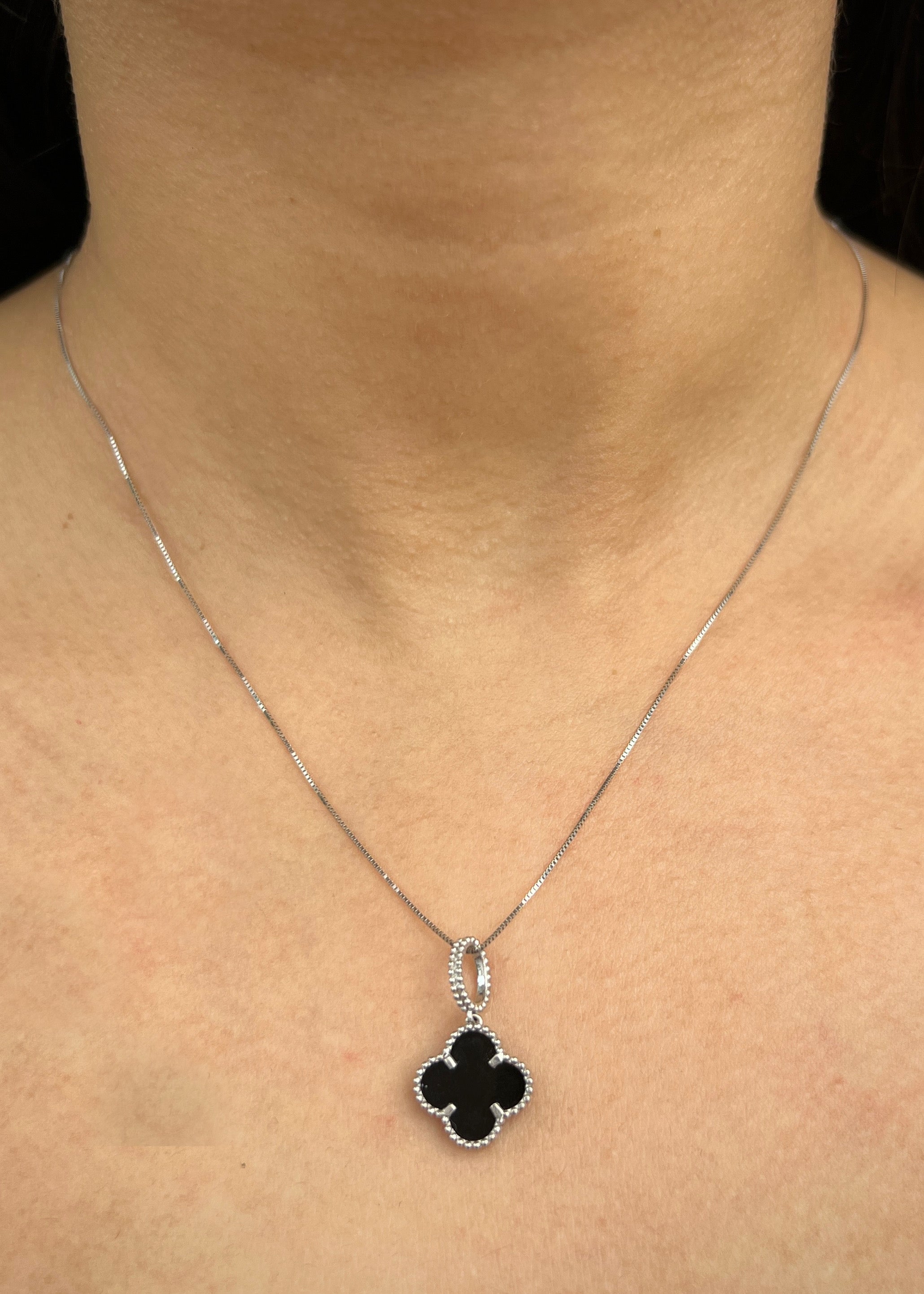 Dije lucky clover piedra negra 1.95gr / Largo 2.3cm / Oro Blanco Nac B