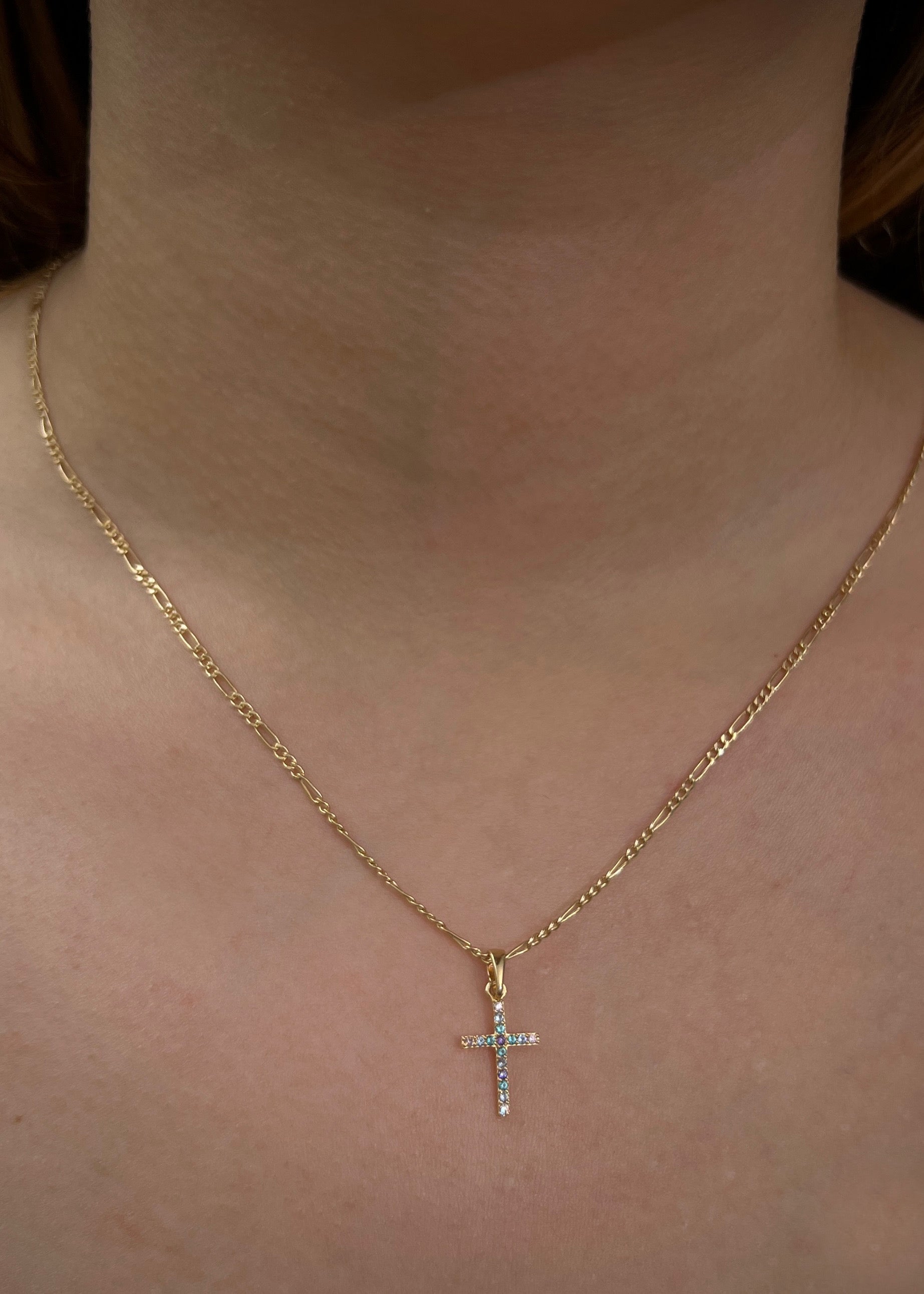 Dije cruz con swarovski azul y morado 0.6gr / Largo 2 cm / Oro Amarillo Nac P