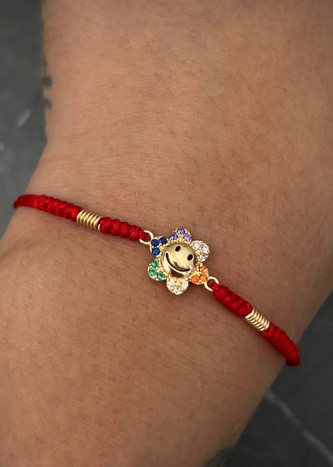 Pulsera en hilo rojo con herraje de flor 1.4gr — Oro Amarillo