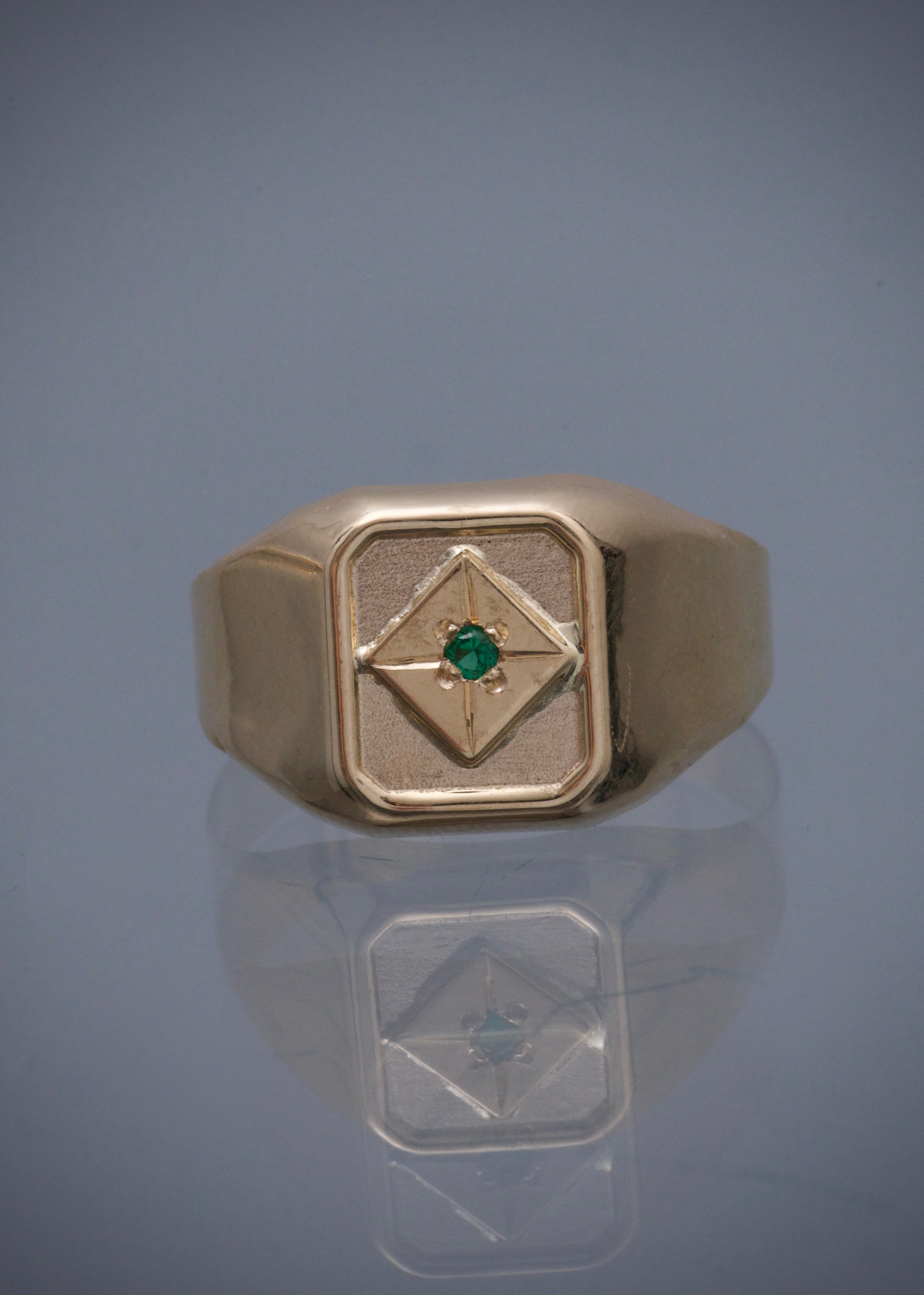 Anillo con swarovski verde 2.5gr / Talla 10 3/4 / Oro Amarillo Nac B