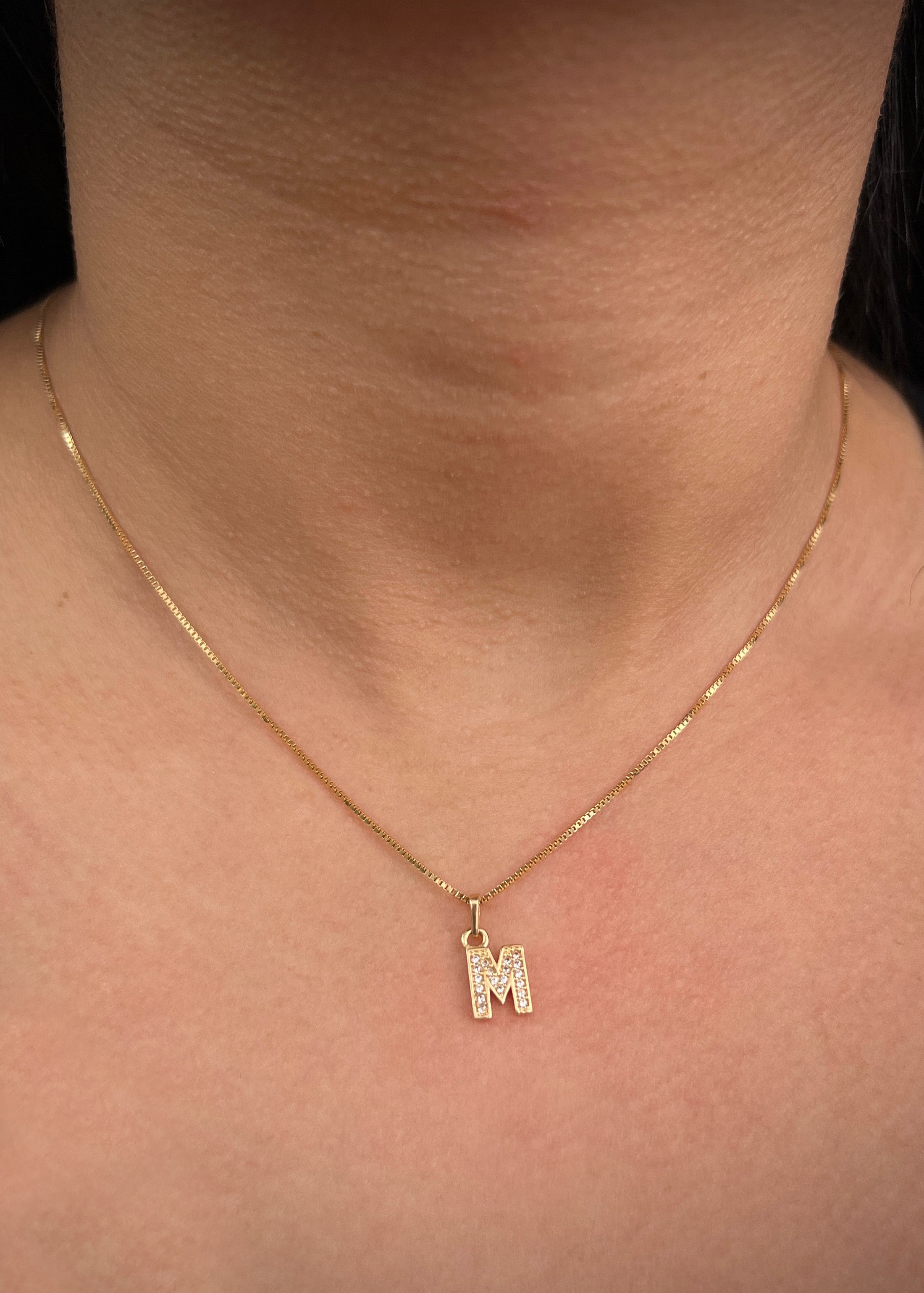 Dije letra M con swarovski blanco 1gr / Largo 1.5cm / Oro Amarillo Nac M