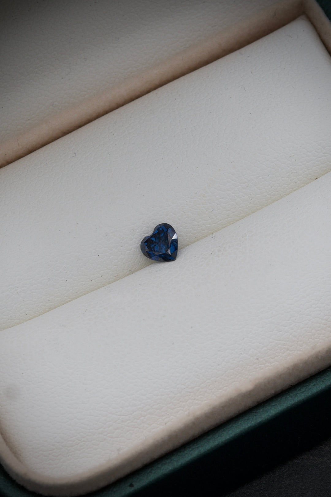 Moissanita De Corazon Azul Con 50Pts Largo 0.5cm / — Oro Amarillo