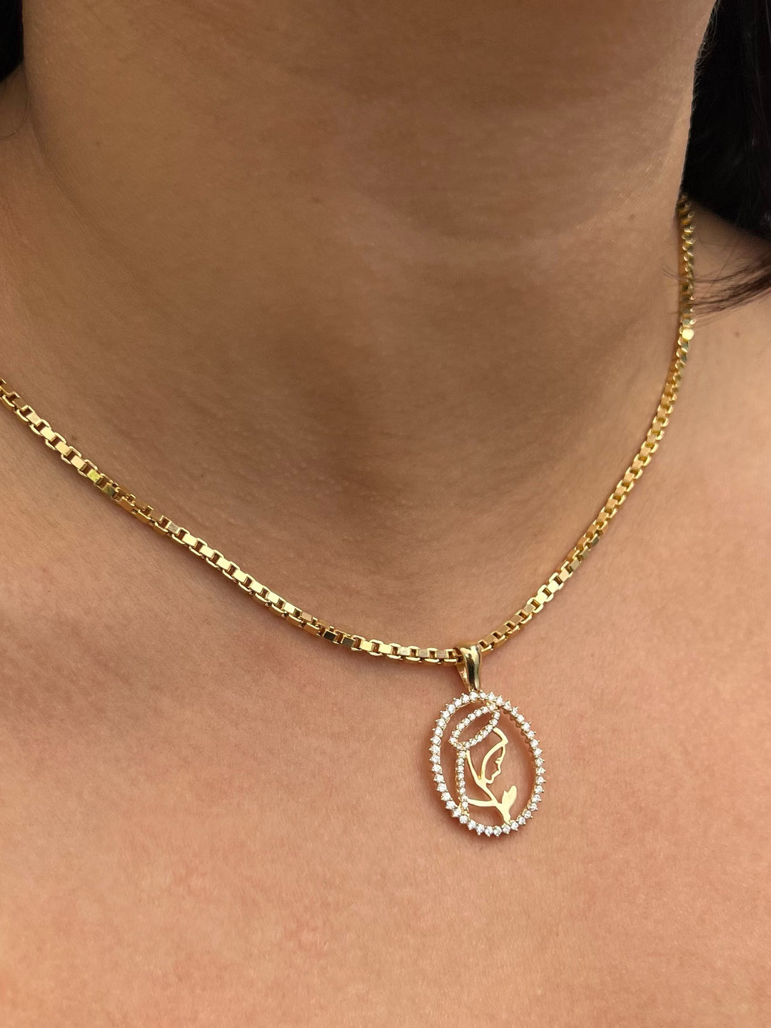 Dije virgen maria con swarovski blanco 2.85gr / Largo 3cm — Oro Amarillo