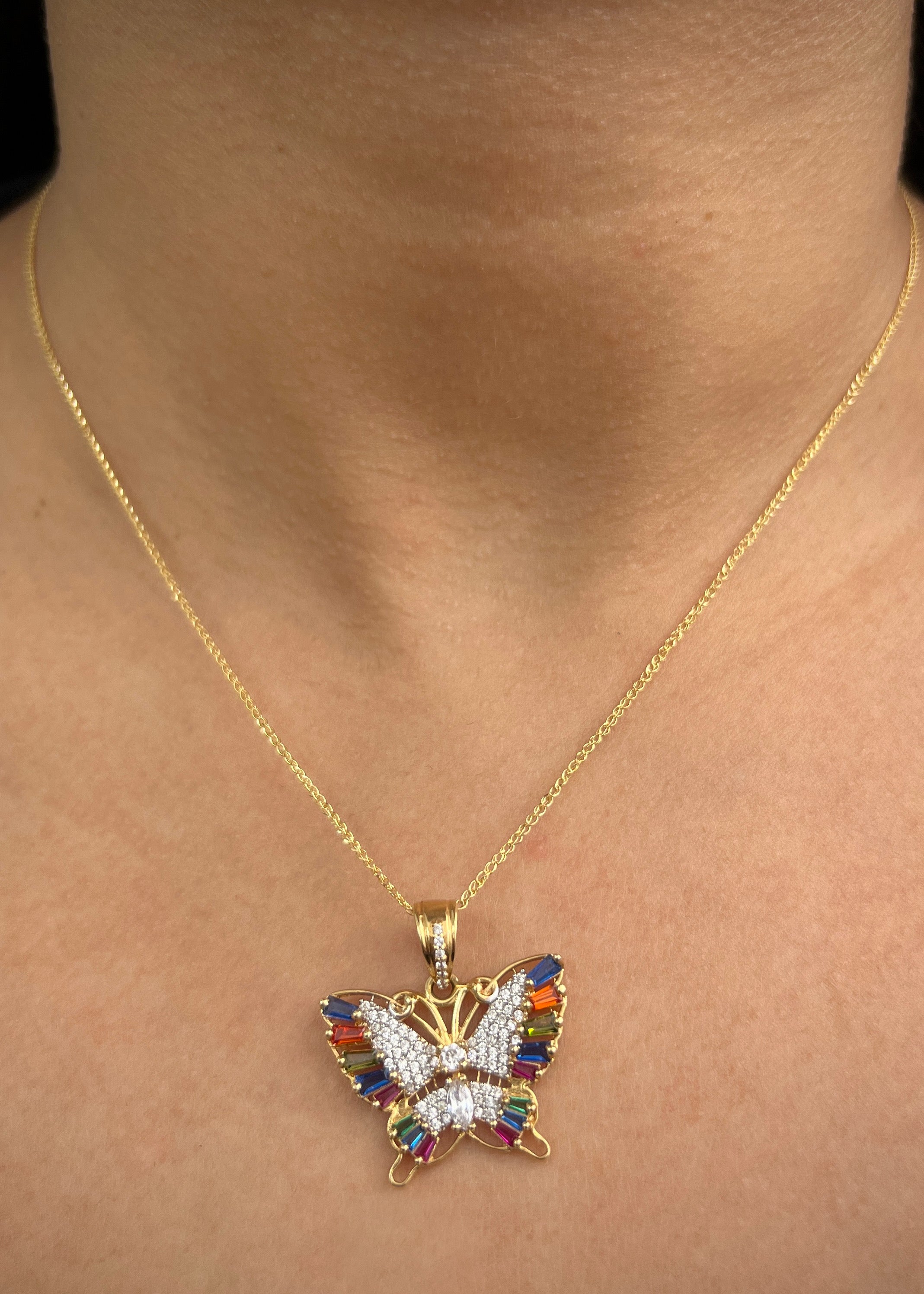 Dije mariposa con swarovski multicolor 5.1gr / Largo 2.7cm / Oro Amarillo Nac B