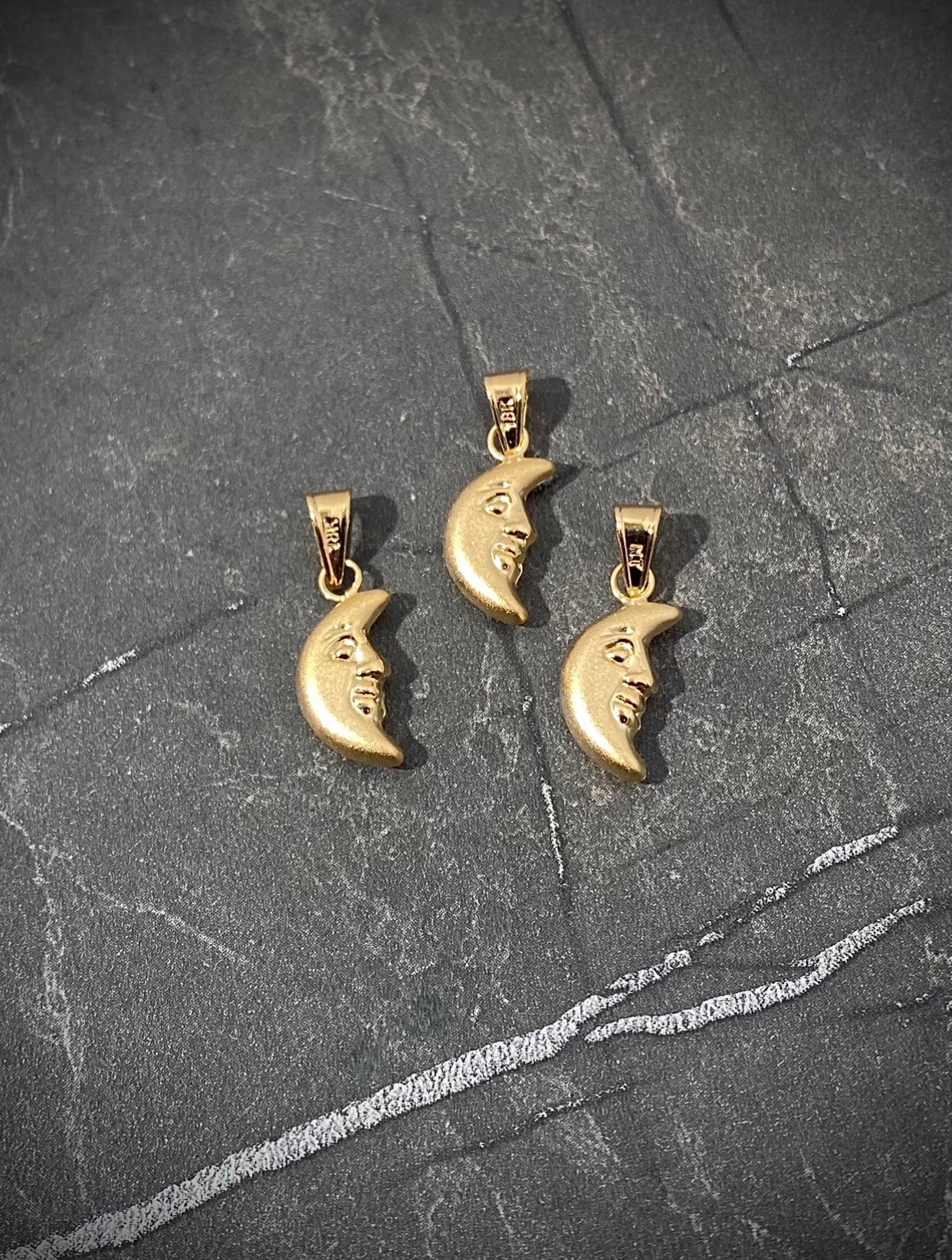 Dije de media luna 0.55gr / Largo 2cm / Oro Amarillo Nac P