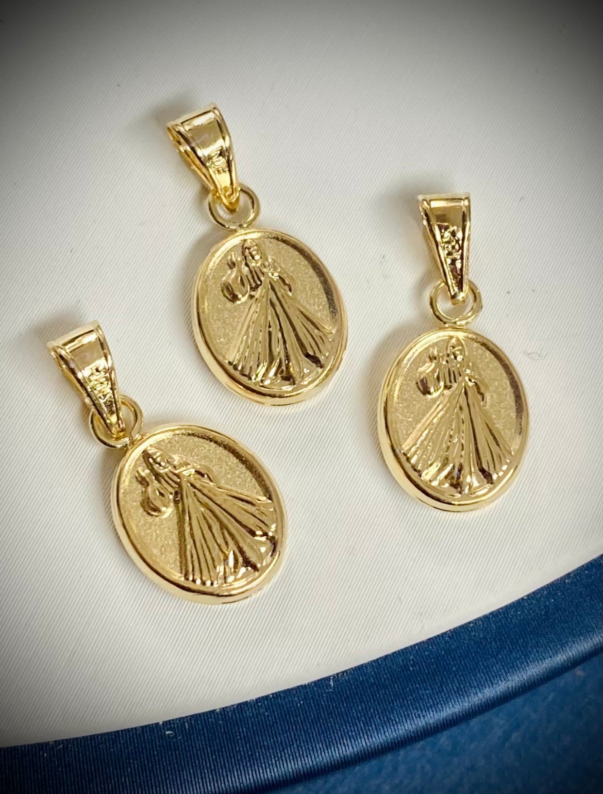 Dije jesus de la misericordia. 0.5gr / Largo 1.7cm / Oro Amarillo Nac P