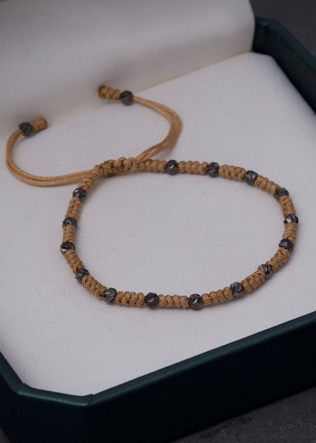 Pulsera en hilo cafe con bolas diamantadas 0.85gr — Oro Rodinado