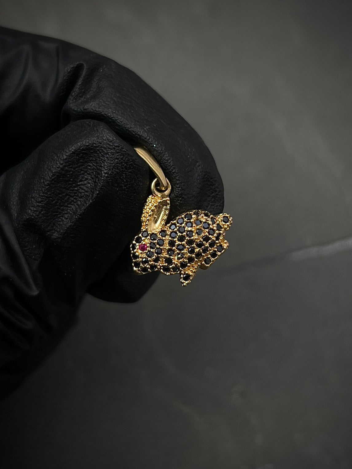 Dije Conejo Con Swarovski Negro 1.5gr / Largo 2.1cm / Oro Amarillo Nac M