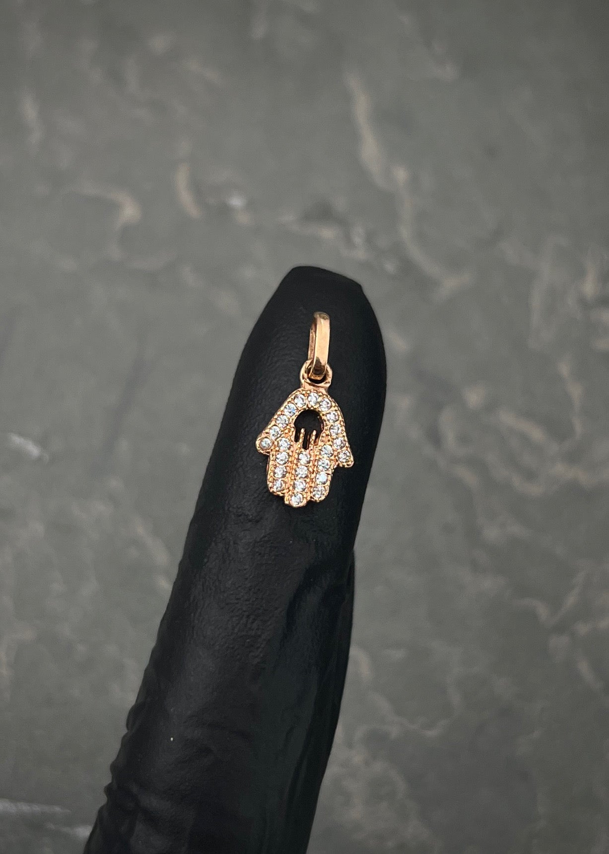 Dije mano hs con swarovski blanco 0.7gr / Largo 1.6cm / Oro Rosado Nac*