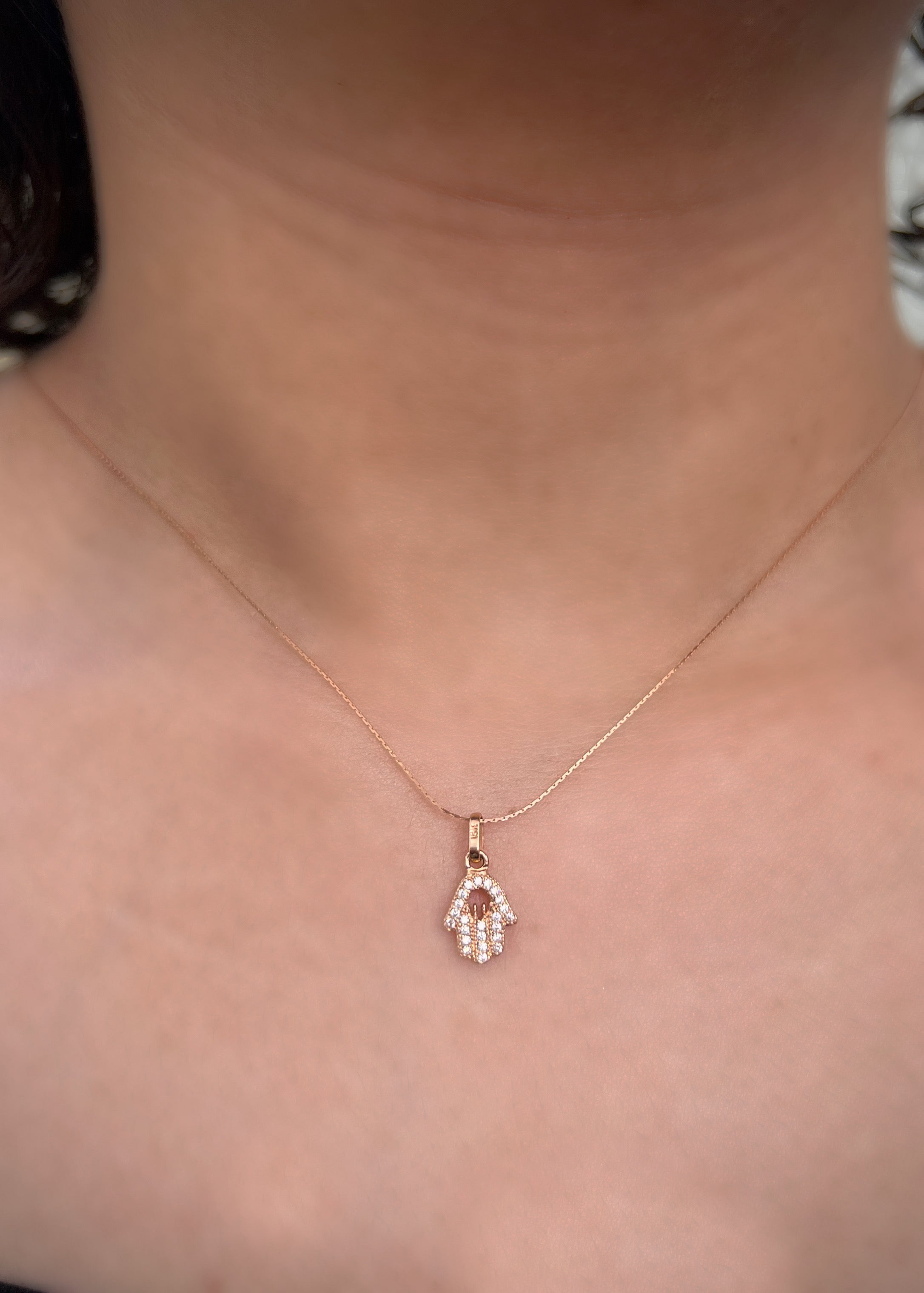 Dije mano hs con swarovski blanco 0.7gr / Largo 1.6cm / Oro Rosado Nac*