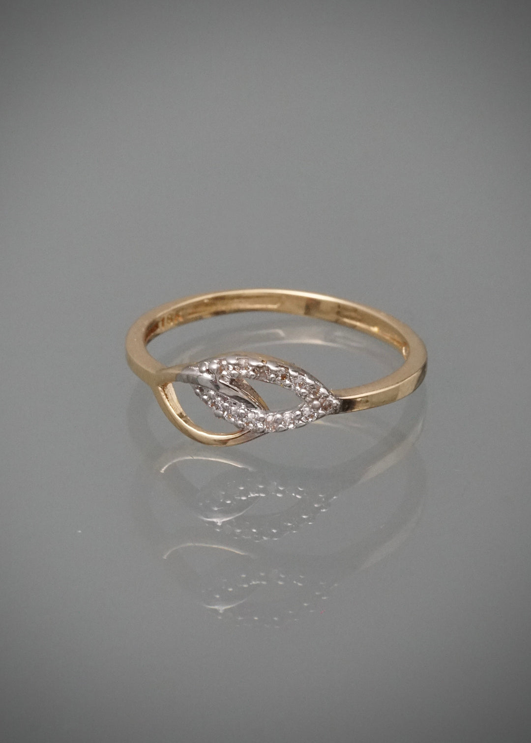 Anillo con swarovski blanco 1.55gr / Talla 5 3/4 — Oro Amarillo