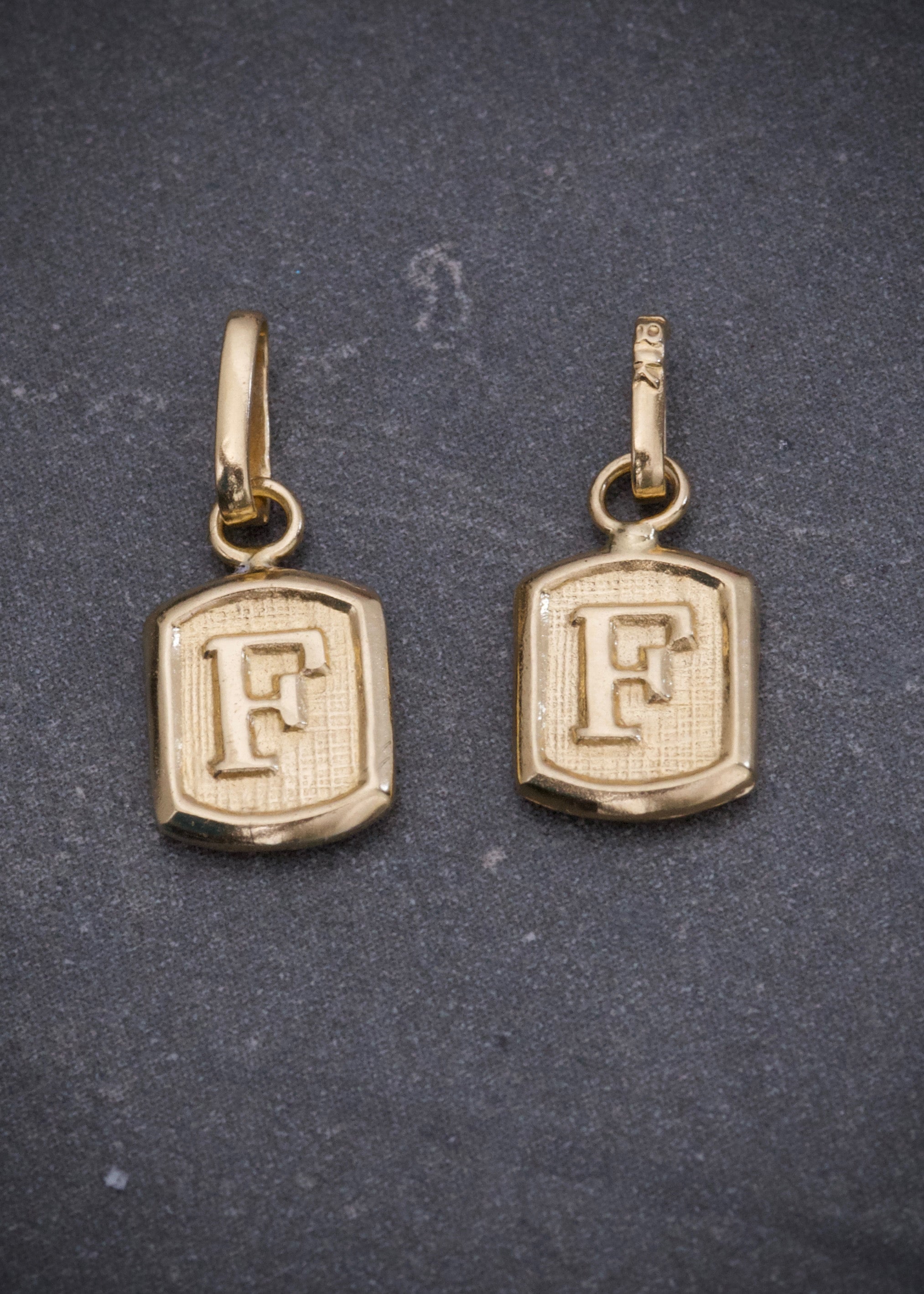 Dije letra F 0.4gr / Largo 1.4cm / Oro Amarillo Nac M