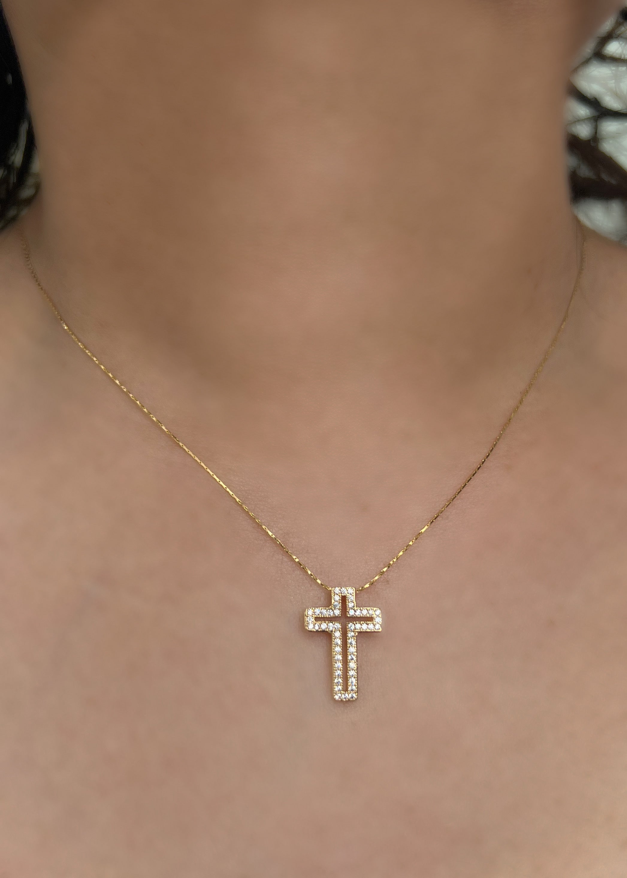 Dije cruz con swarovski blanco 1.15gr / Largo 1.7cm / Oro Amarillo Nac*