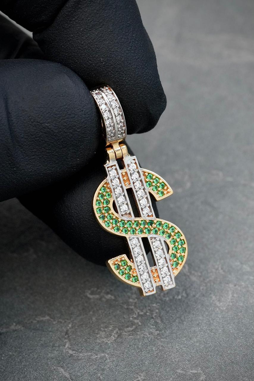 Dije signo peso con swarovski verde y blanco 3.55gr / Largo 3.3cm — Oro Amarillo