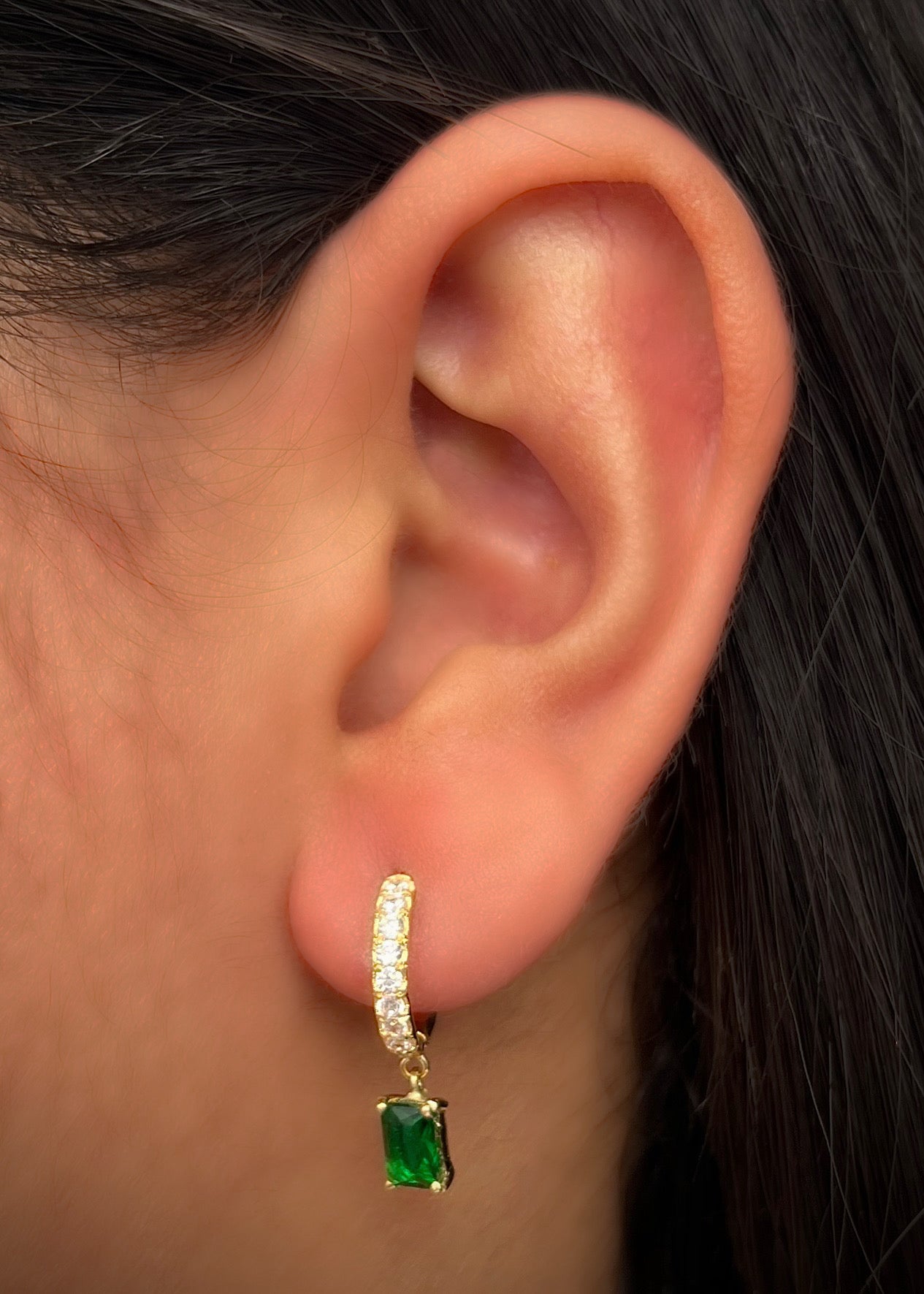 Candongas con swarovski verde y blanco 3.7gr / Largo 2cm / Oro Amarillo Nac M