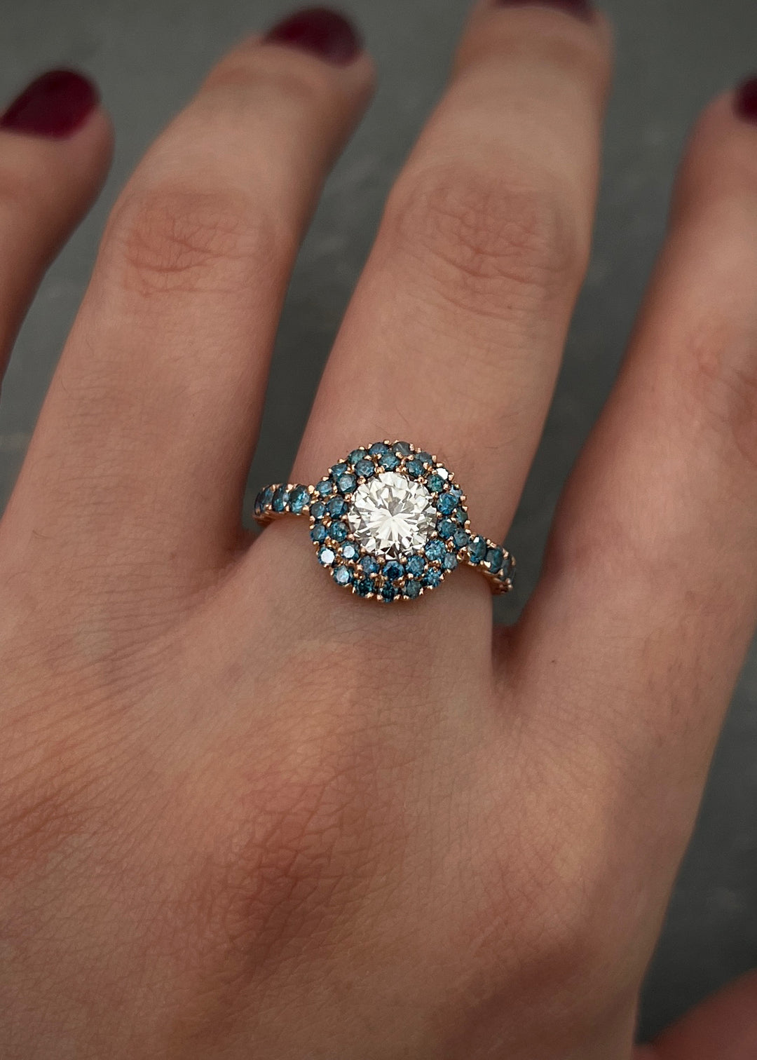 Solitario con 101pts diamante blanco / 87pts de diamantes azules 4.3gr / Talla 5 3/4 — Oro Rosado