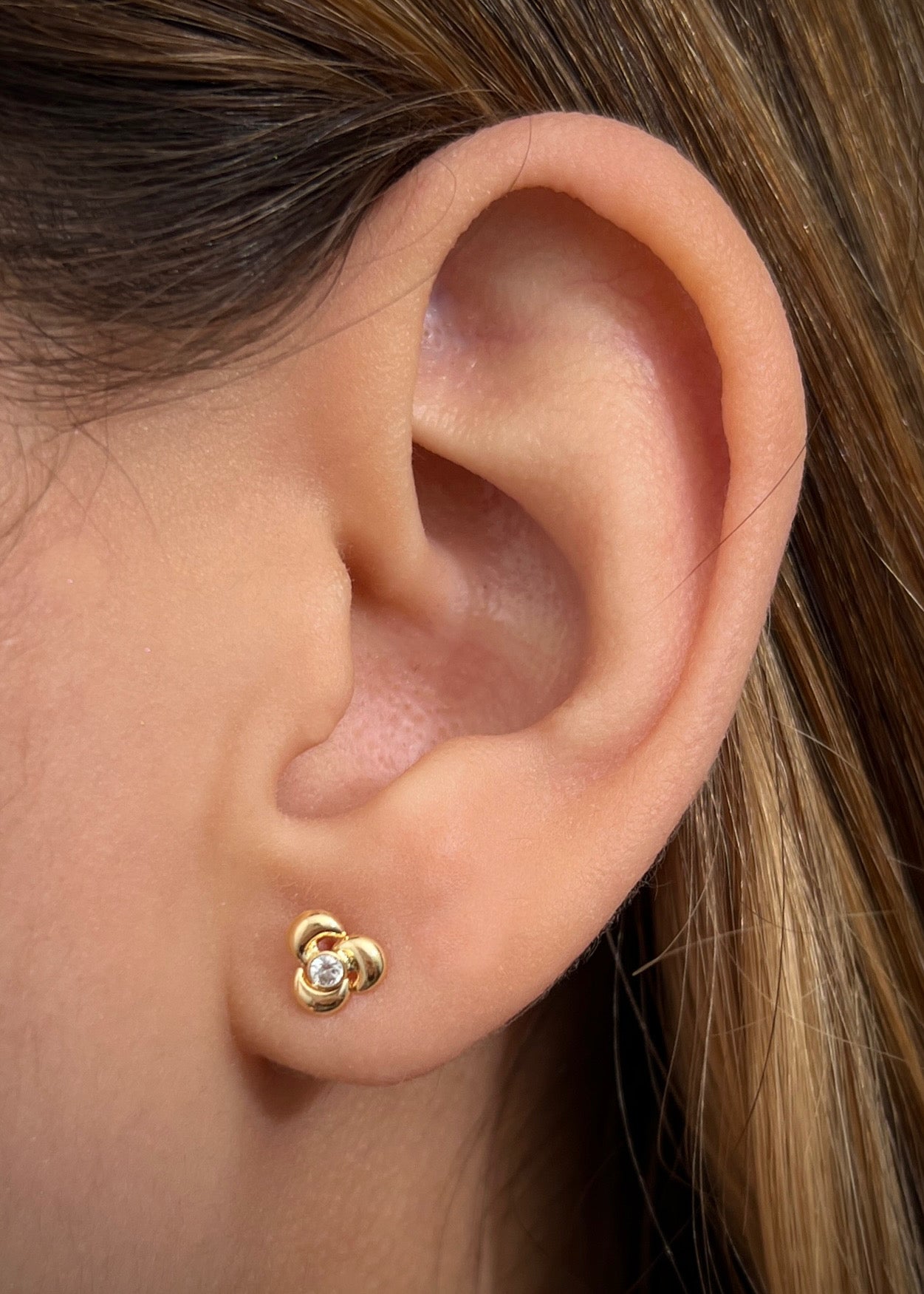 Unidad de topo flor con swarovski blanco 0.35gr / Largo 0.67cm / Oro Amarillo Nac B