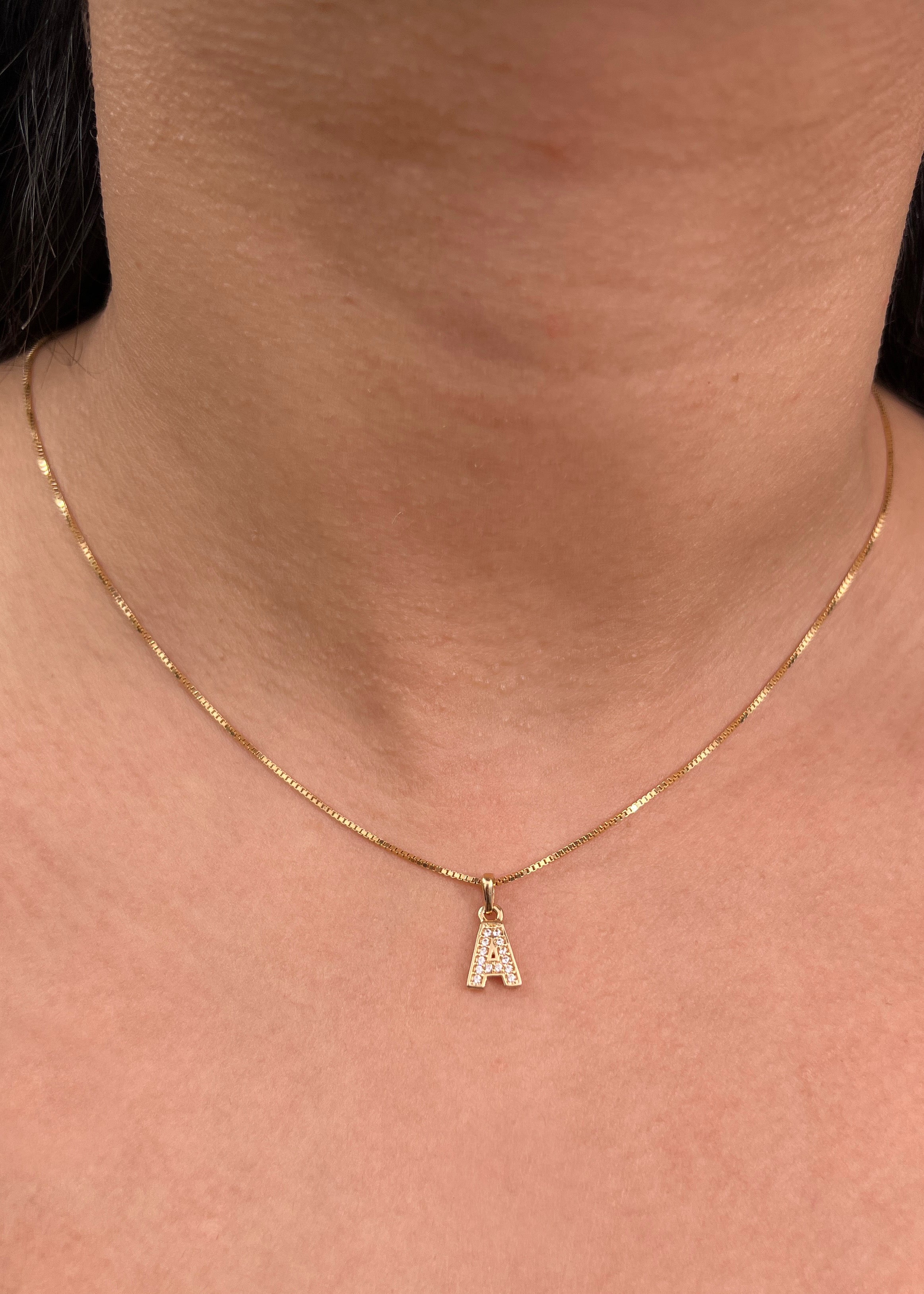 Dije letra A con swarovski blanco 0.75gr / Largo 1.5cm / Oro Amarillo Nac P