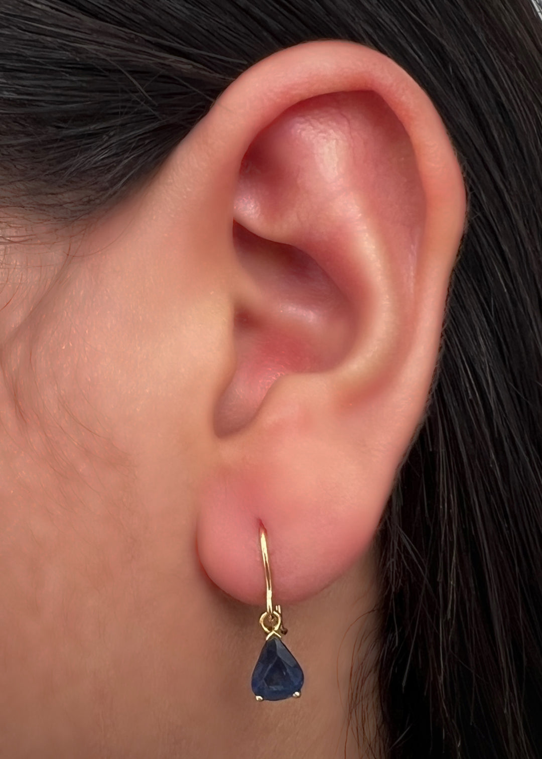 Aretes con 297pts de zafiro 1.9gr / Largo 1.9cm — Oro Amarillo