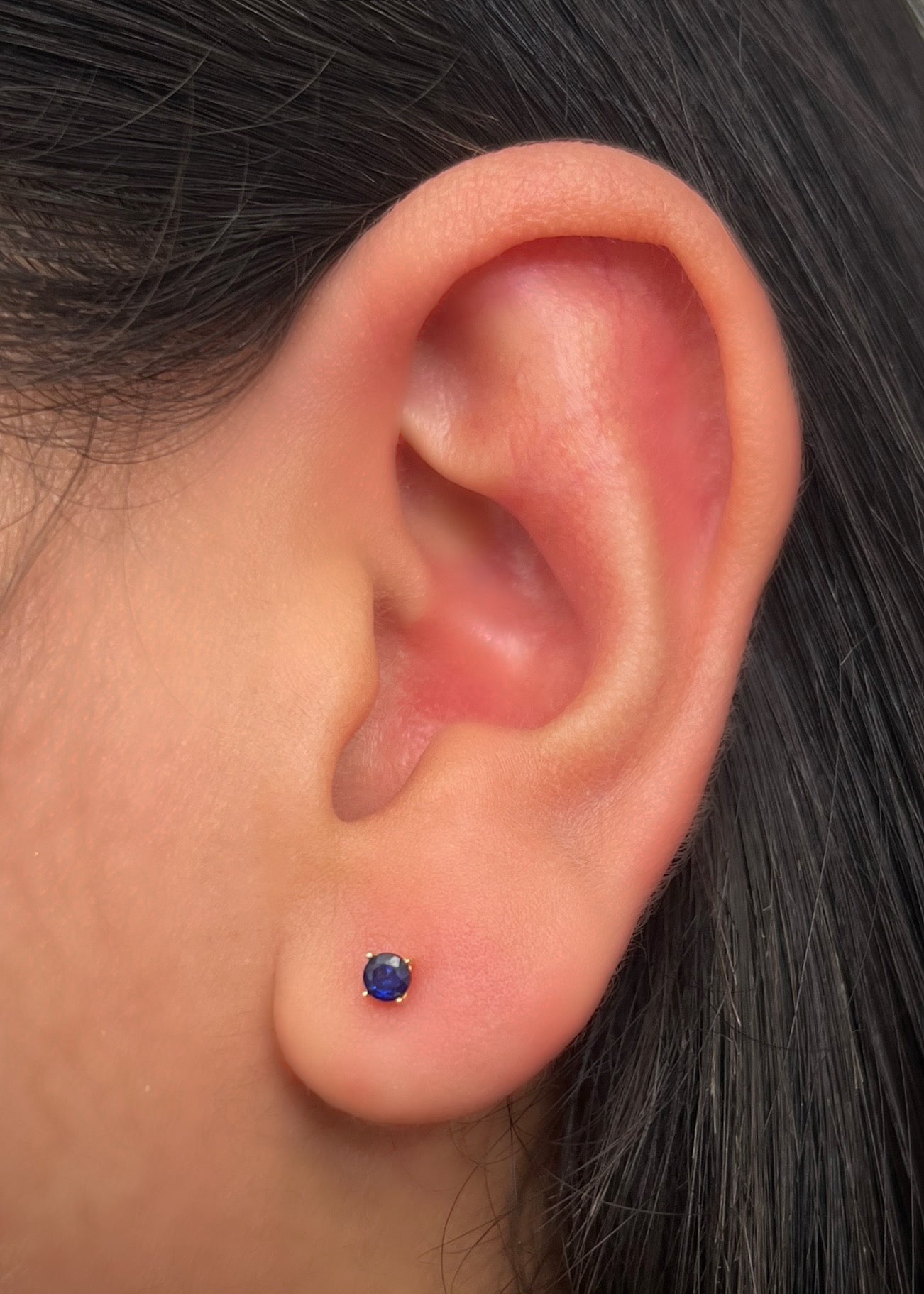 Topos con 32pts de zafiro 0.6gr / Largo 0.3cm / Oro Amarillo Nac (Joya) P