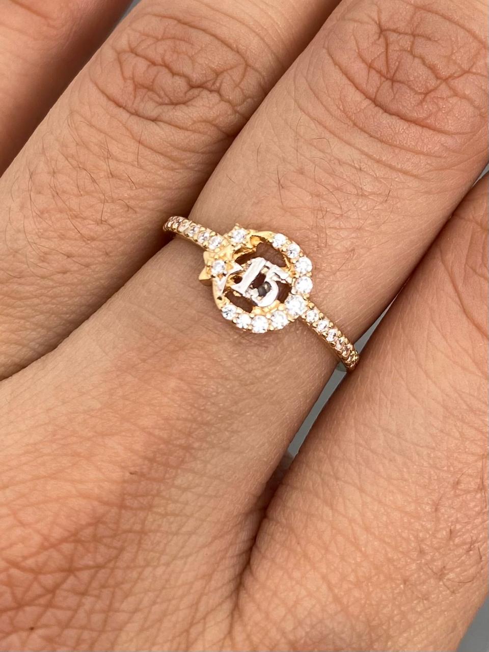 Anillo 15S con swarovskis blancos 1.8gr / Talla 6 3/4 — Oro Amarillo