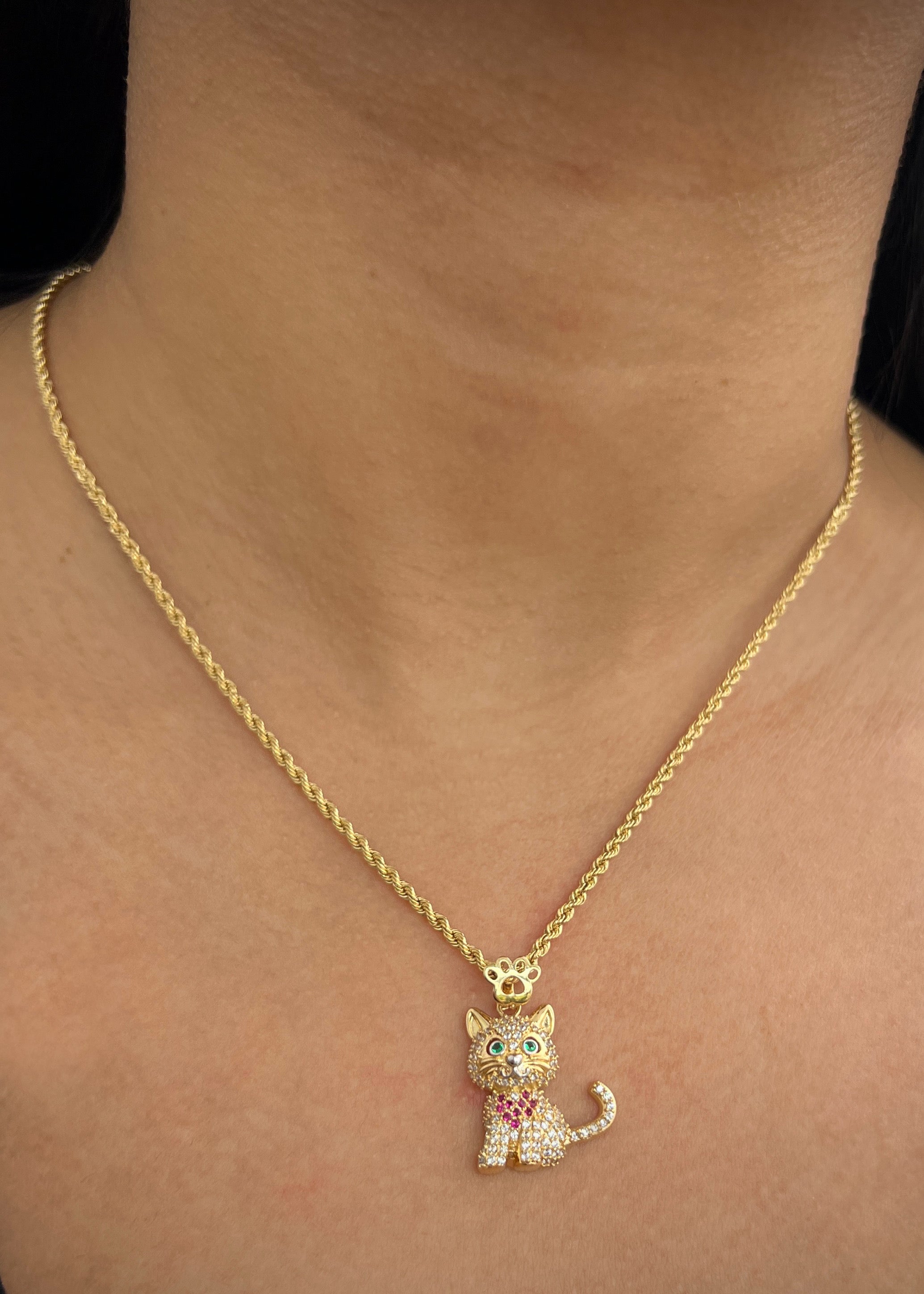 Dije gato con swarovski blanco 3.1gr / Largo 2.6cm / Oro Amarillo Nac M