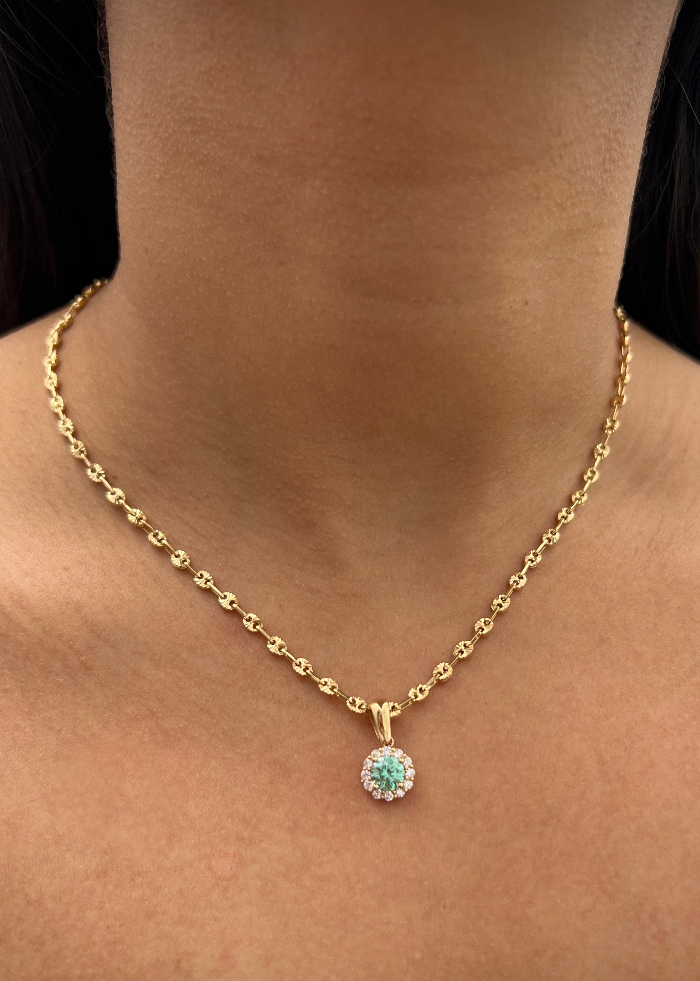 Dije flor con swarovski verde y blanco 1.85gr / Largo 1.7cm / Oro Amarillo Nac B