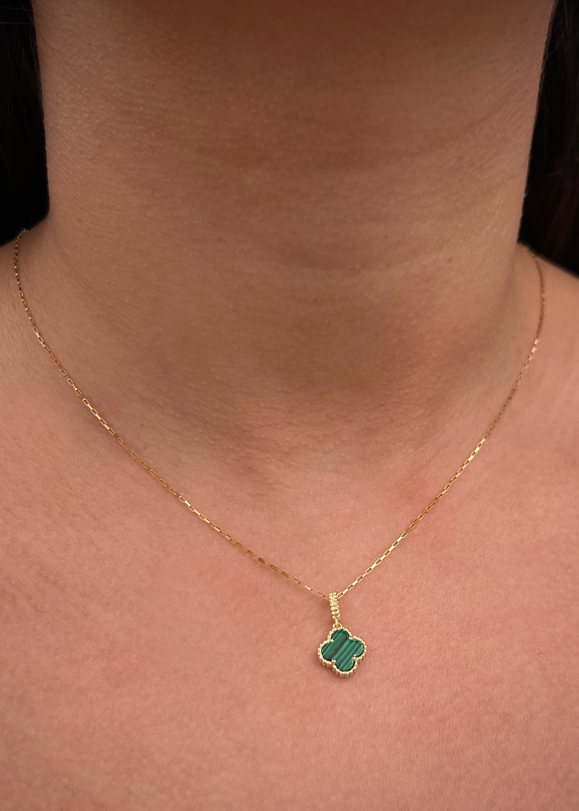 Dije lucky clover piedra verde 0.9gr / Largo 1.6cm / Oro Amarillo Nac M