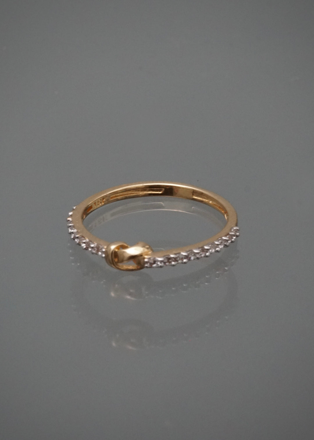 Anillo con swarovski blanco 1.35gr / Talla 5 1/4 — Oro Amarillo