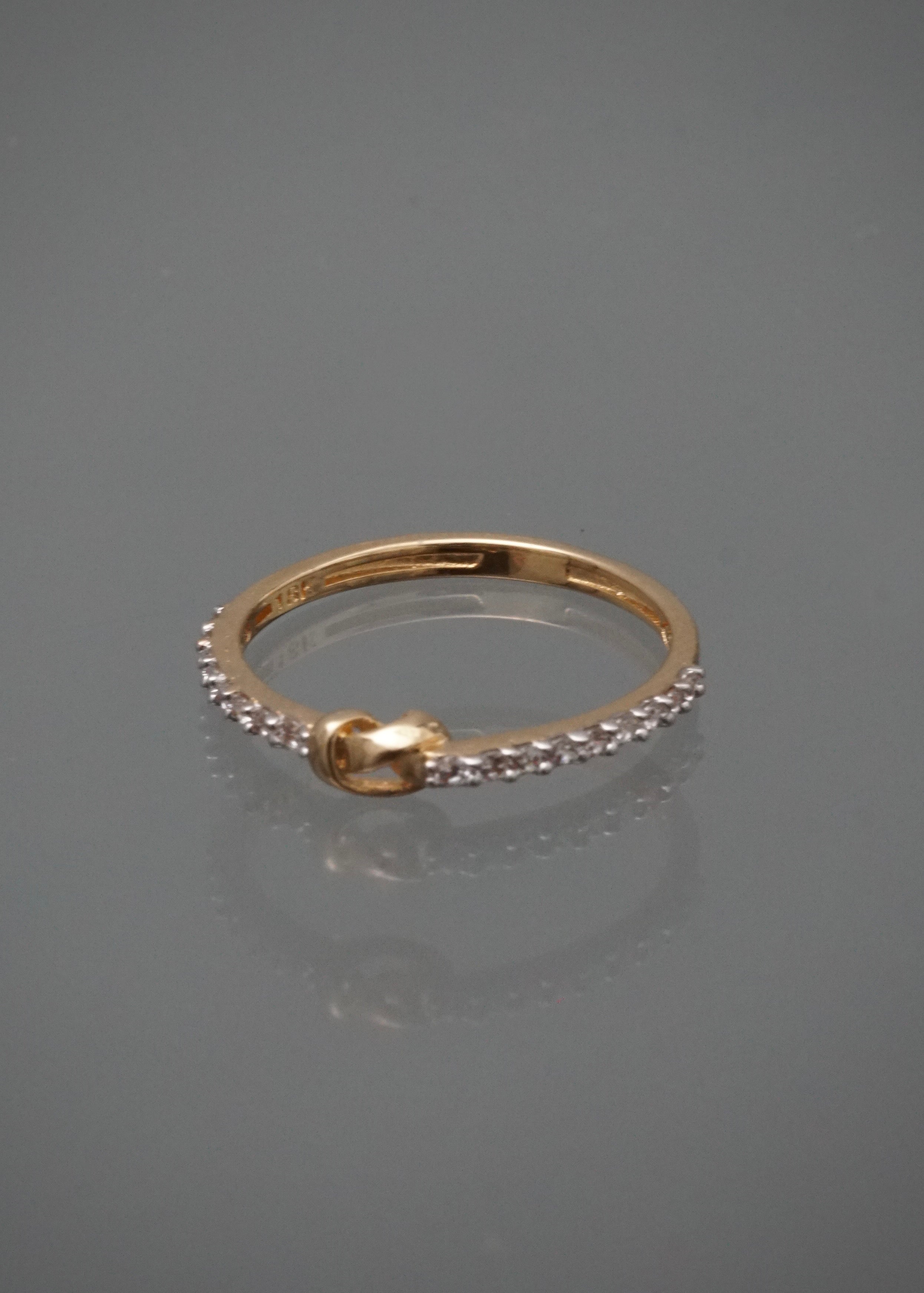 Anillo con swarovski blanco 1.35gr / Talla 5 1/4 / Oro Amarillo Nac M