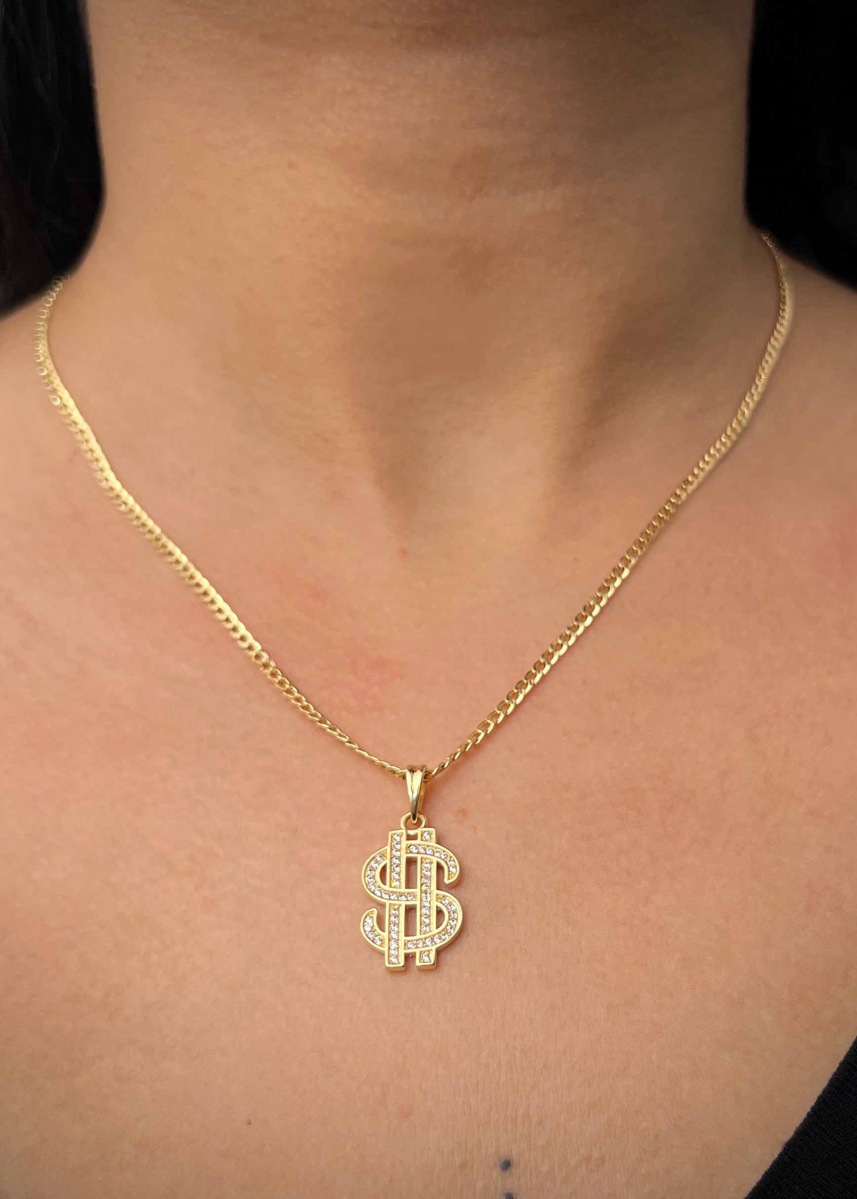 Dije signo peso con swarovski blanco 3.2gr / Largo 2.7cm / Oro Amarillo Nac B