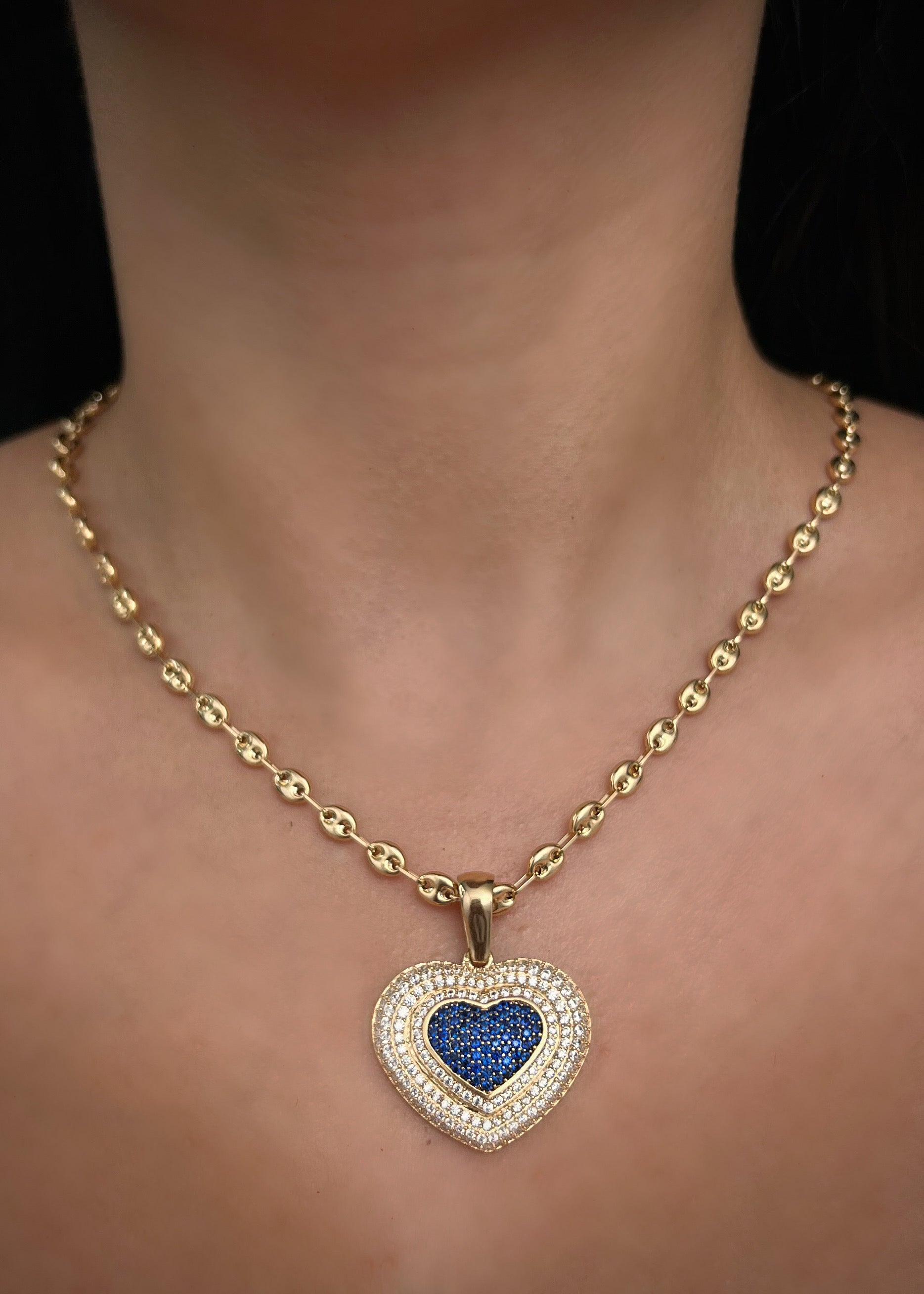 Dije corazon con wsarovski blanco y negro 8.9gr / Largo 3.5cm / Oro Amarillo Nac P