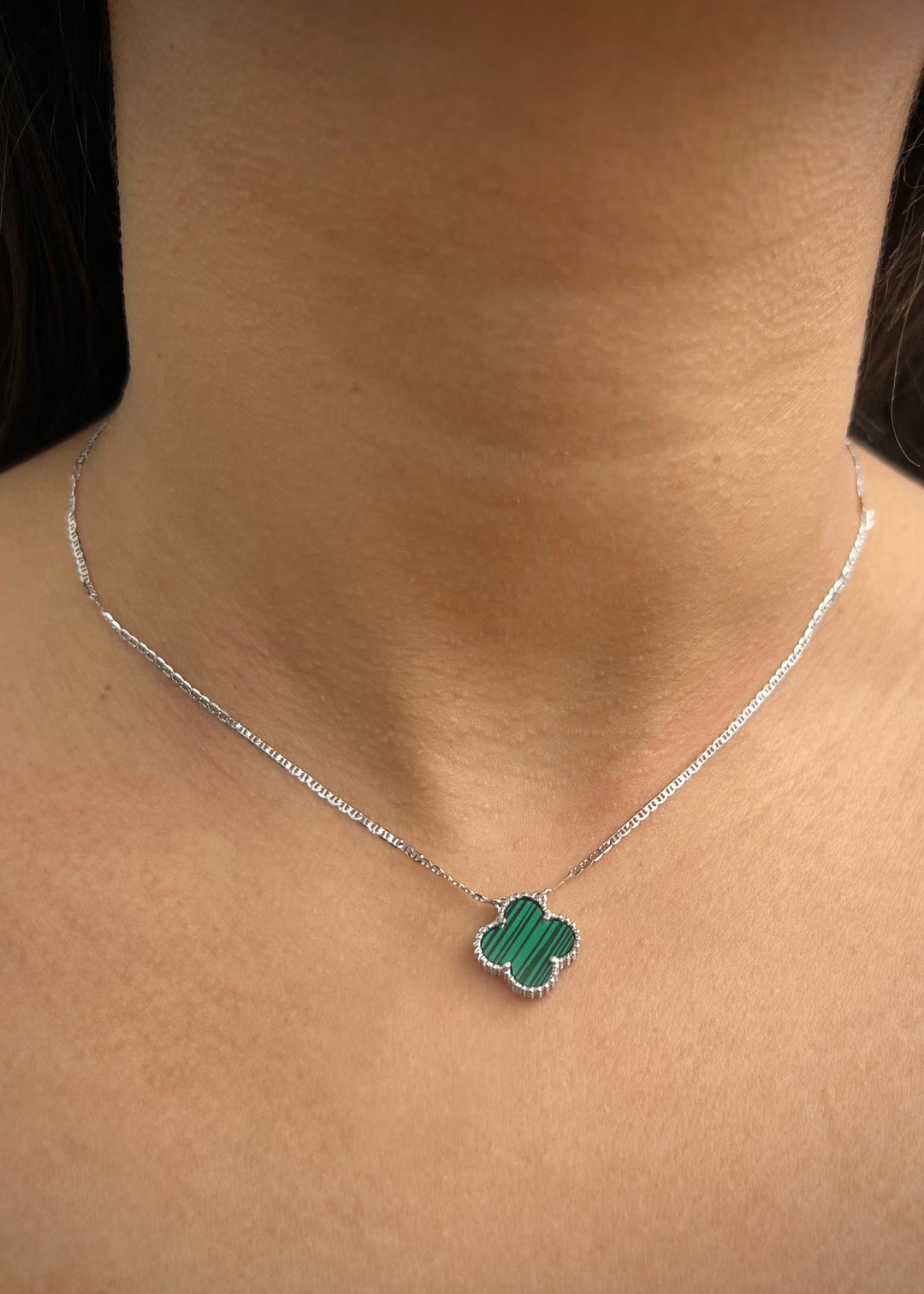 Cadena lucky clover piedra verde 2.9gr / Largo 40cm — Oro Blanco