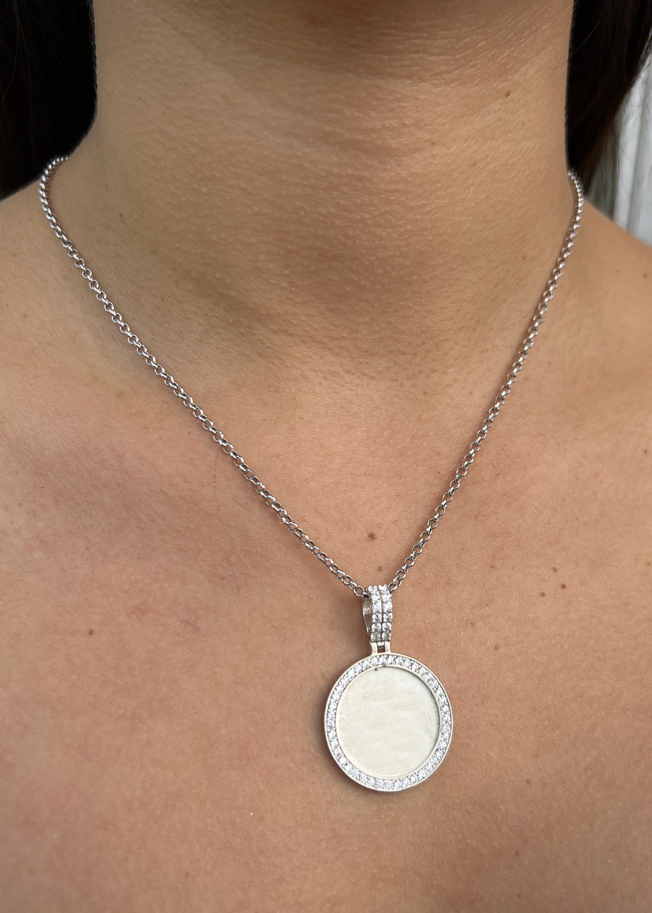 Dije placa con swarovski blanco 4.2gr / Largo 3.5cm / Plata P