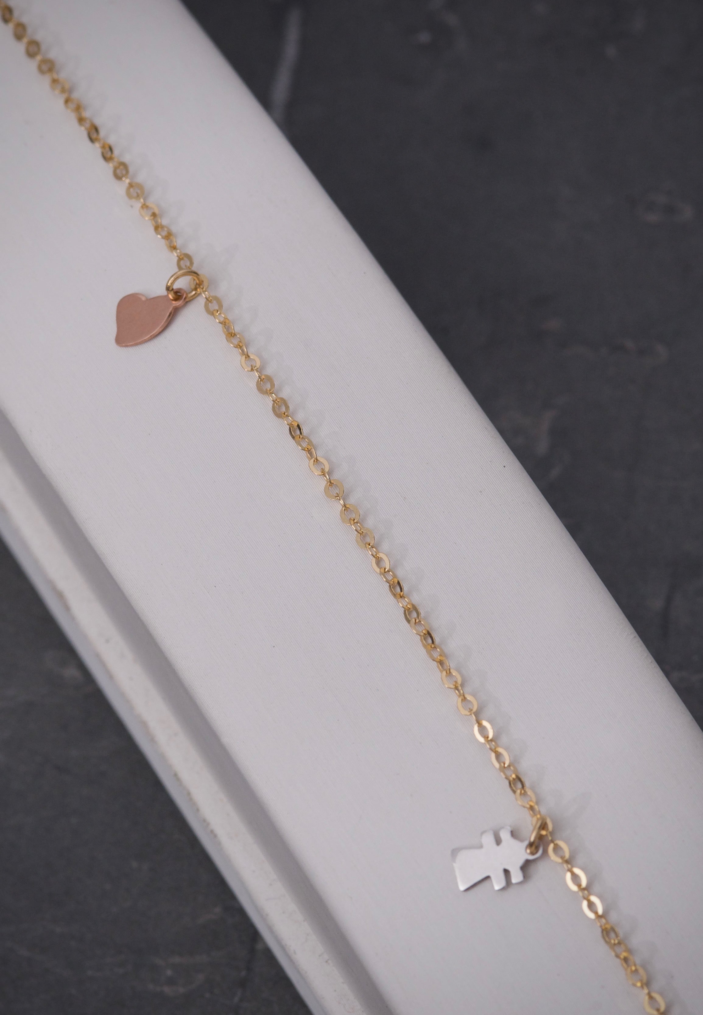 Tobillera rolon con dijes varios 2.1gr / Largo 25.5cm / Tres Oros Italy + 5 B