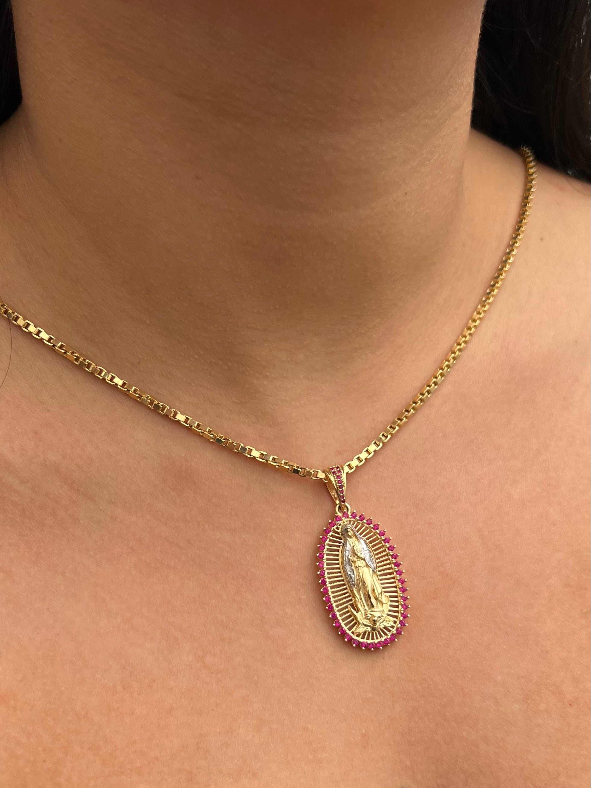 Dije virgen de guadalupe con swarovski fucsia 6.6gr / Largo 4.4cm / Dos Oros Nac B