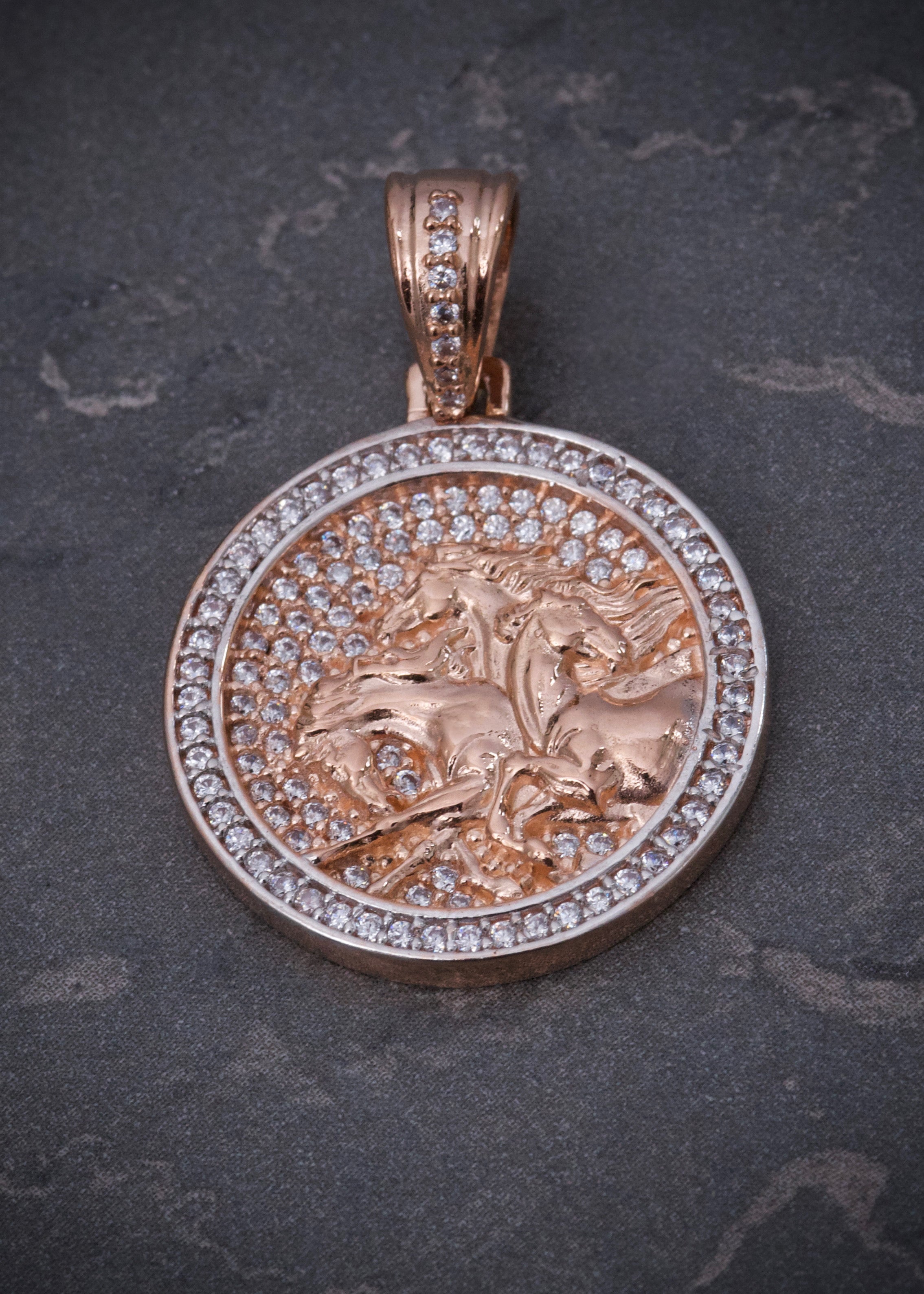 Dije caballos con swarovski blanco 6gr / Largo 3cm / Oro Rosado Nac P