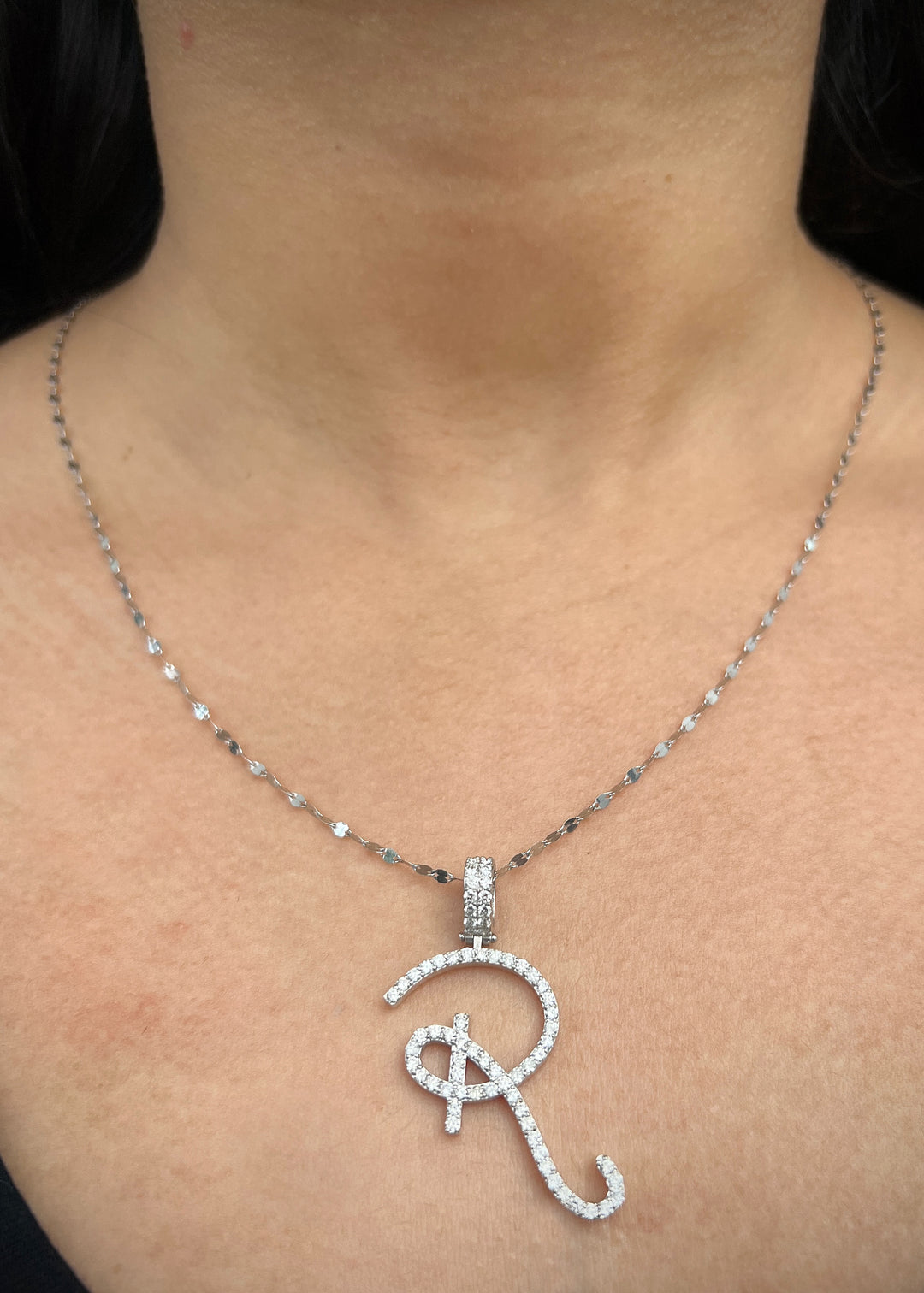 Dije letra R con 117pts de moissanita 5.2gr / Largo 4cm — Oro Blanco