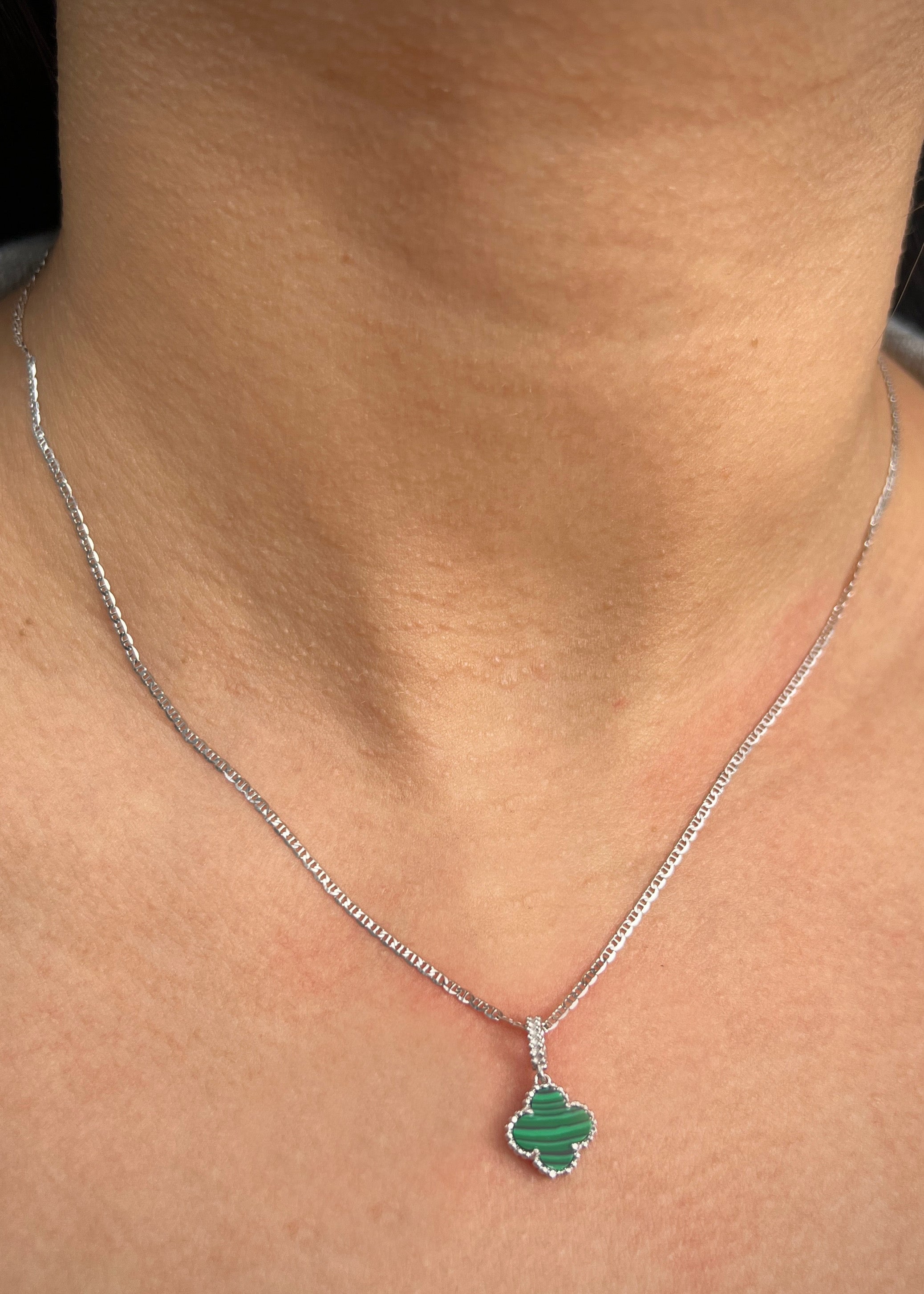 Dije lucky clover piedra verde 0.9gr / Largo 1.5cm / Oro Blanco Nac M