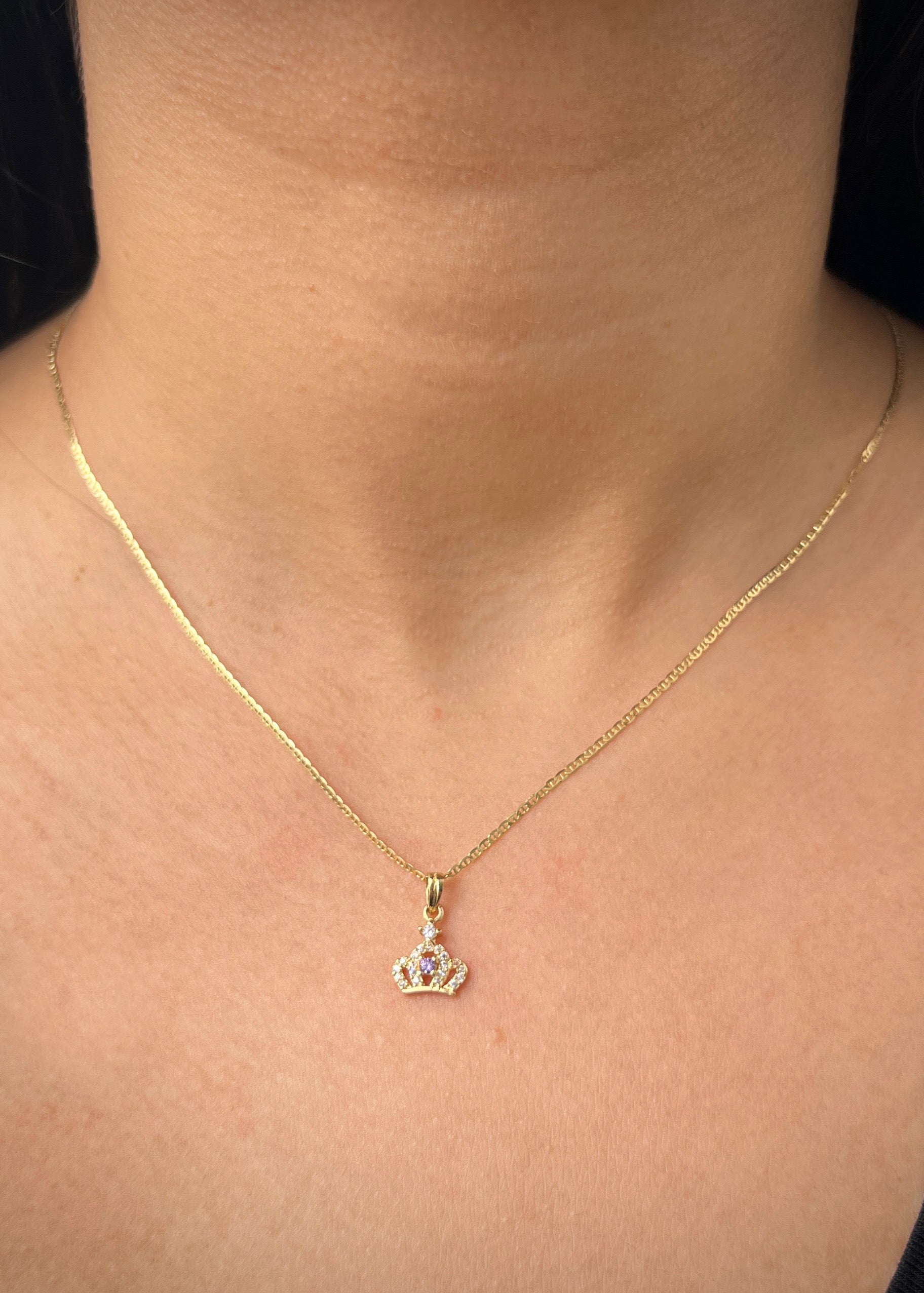 Dije corona con swarovski morado y blanco 0.75gr / Largo 1.5cm / Oro Amarillo Nac B