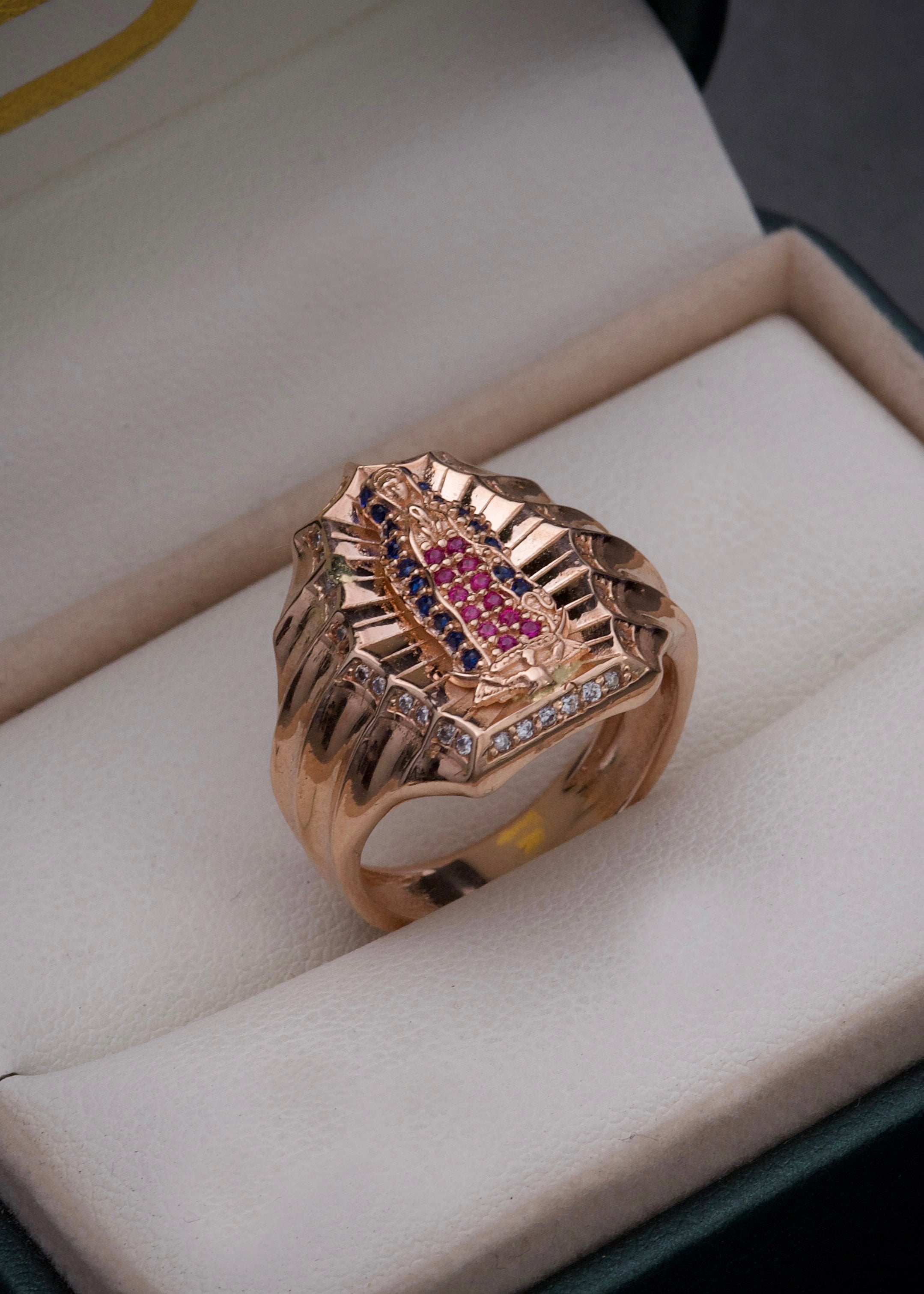Anillo virgen de guadalupe con swarovski multicolor 8.65gr / TALLA 8 1/4 / Oro Rosado Nac B
