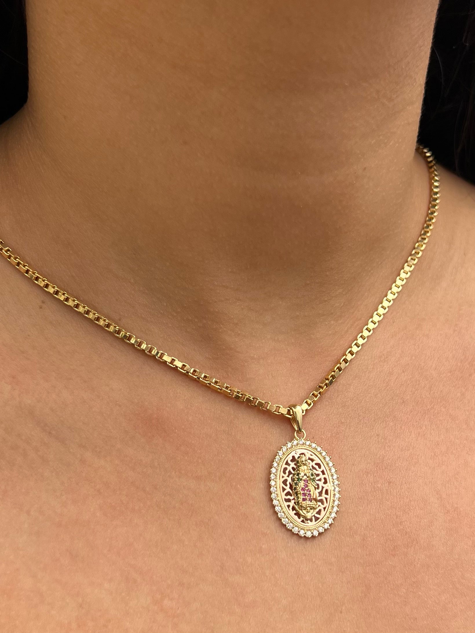 Dije virgen de guadalupe con swarovski fucsia y verde 4.3gr / Largo 3.3cm / Dos Oros Nac B