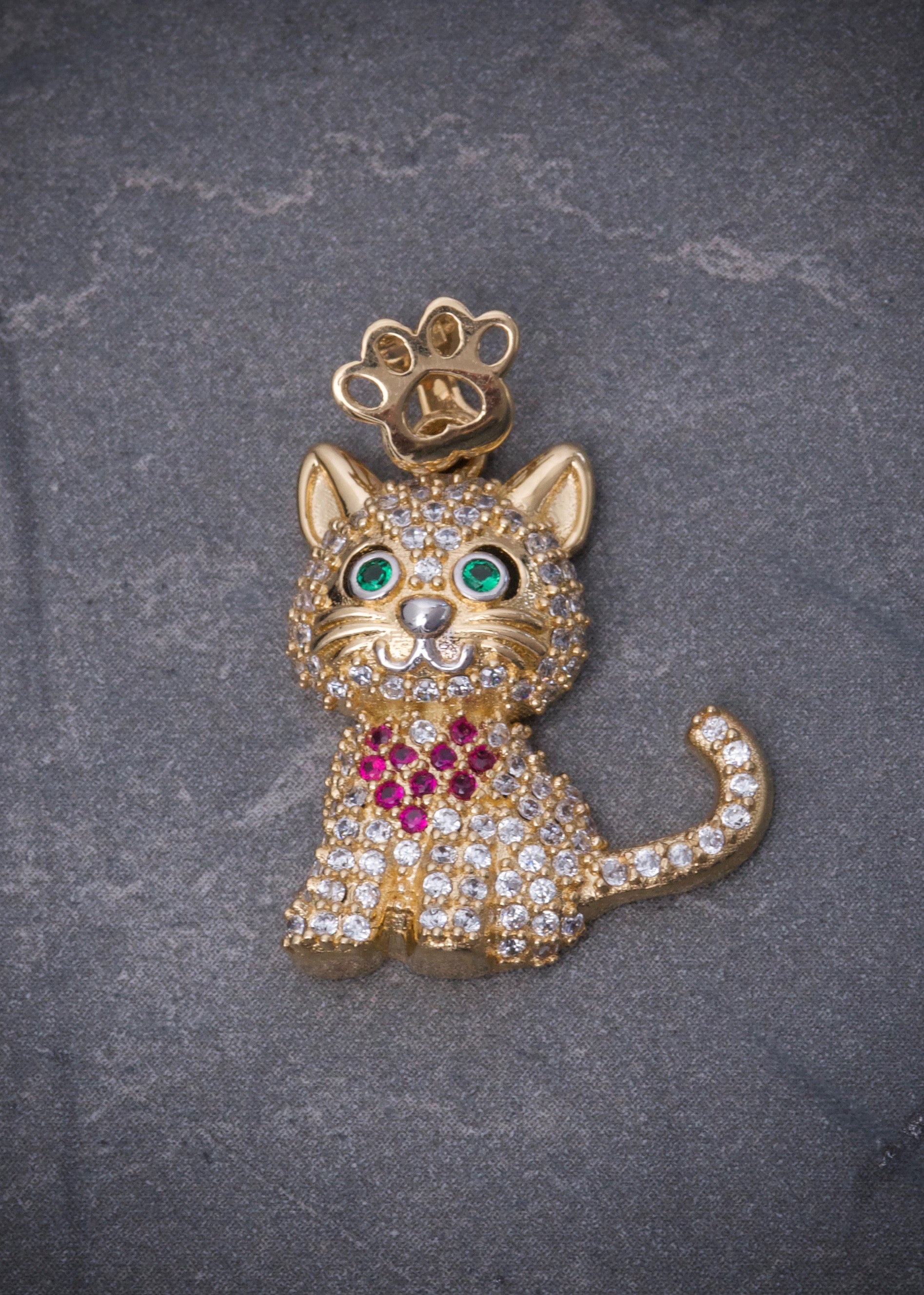 Dije gato con swarovski blanco 3.1gr / Largo 2.6cm / Oro Amarillo Nac M