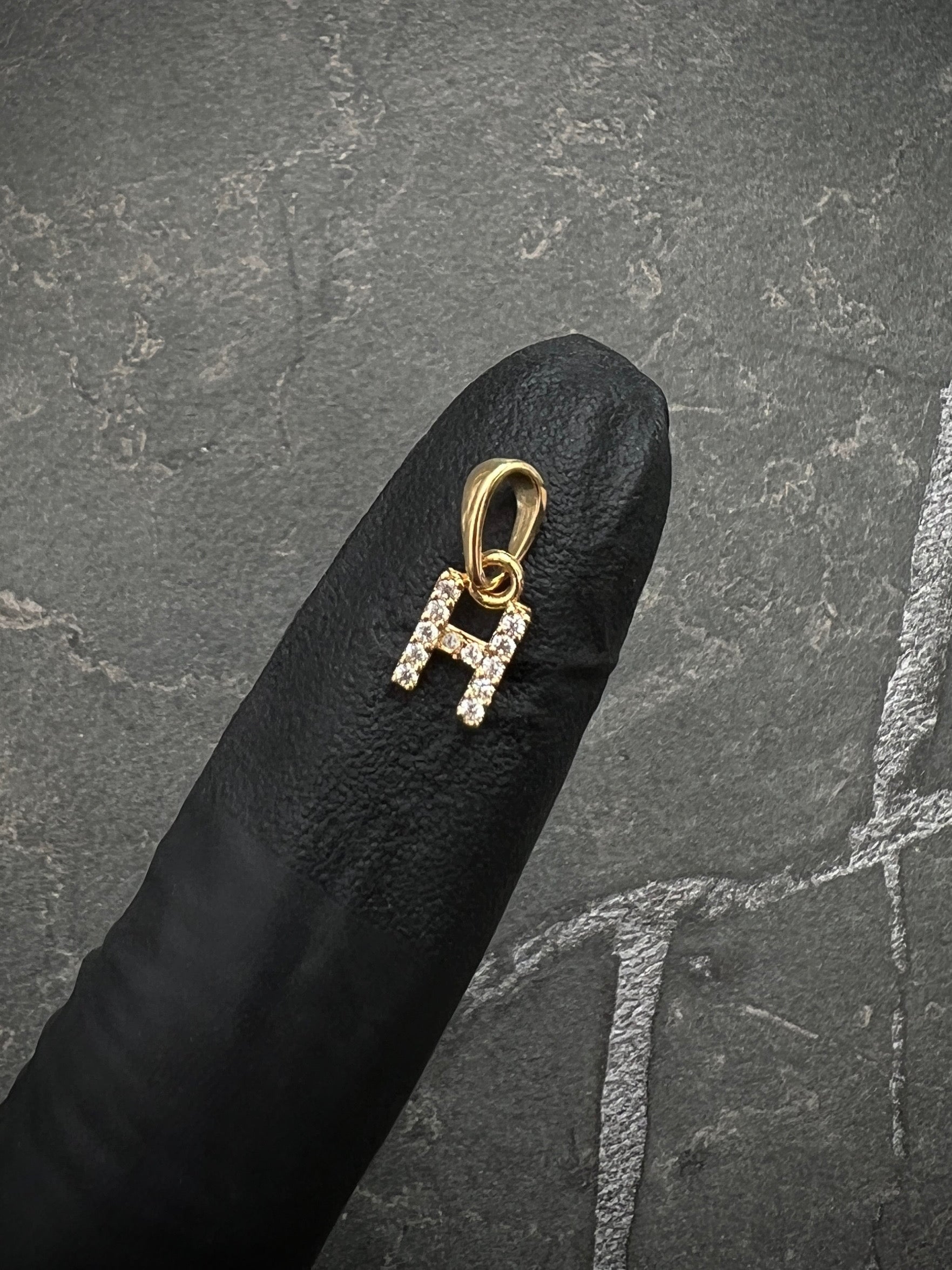 Dije de letra H con swarovski blanco 0.4gr / 1.4cm / Oro Amarillo Nac B